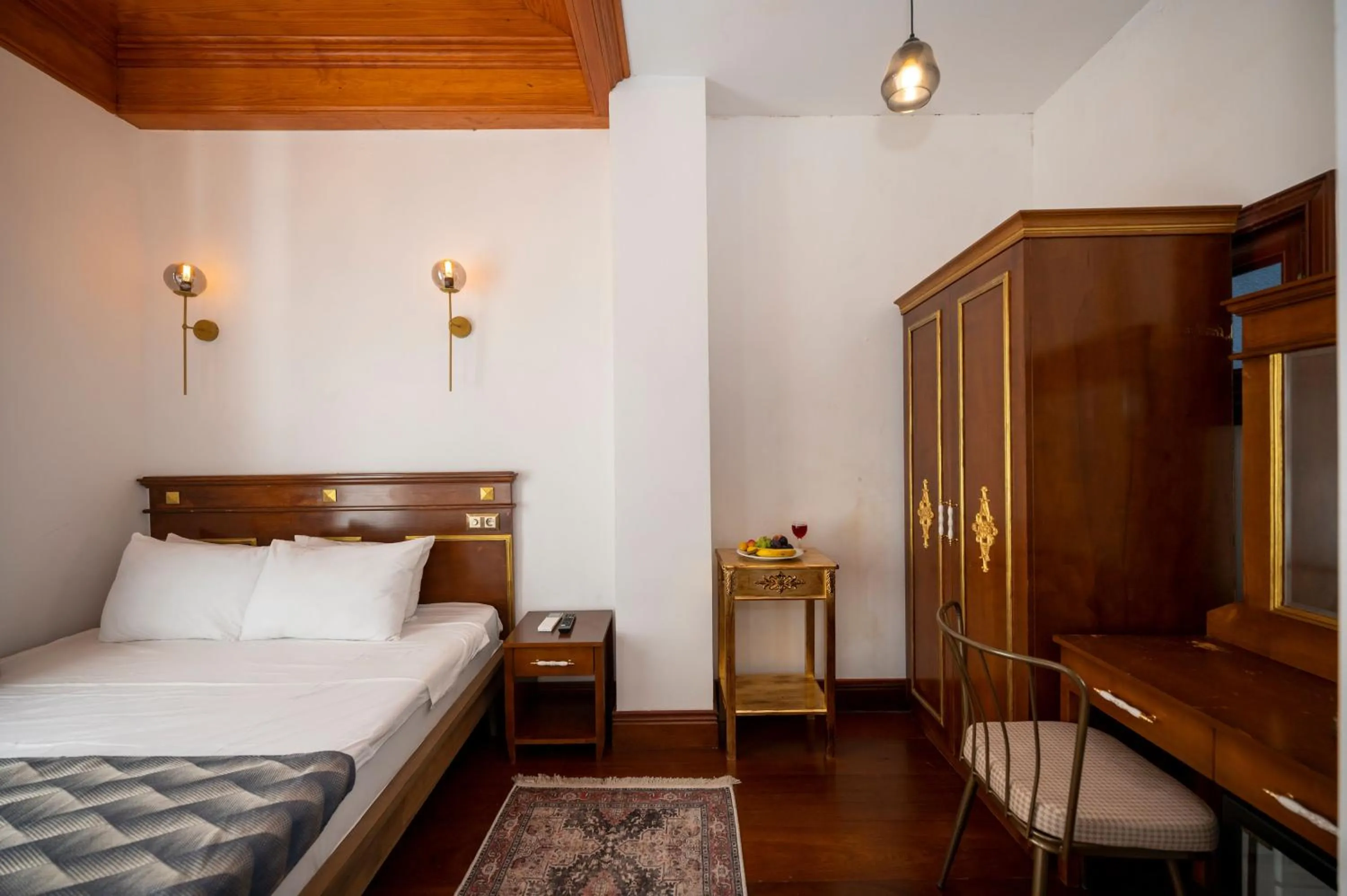 Bed in Valeria Antique 1892