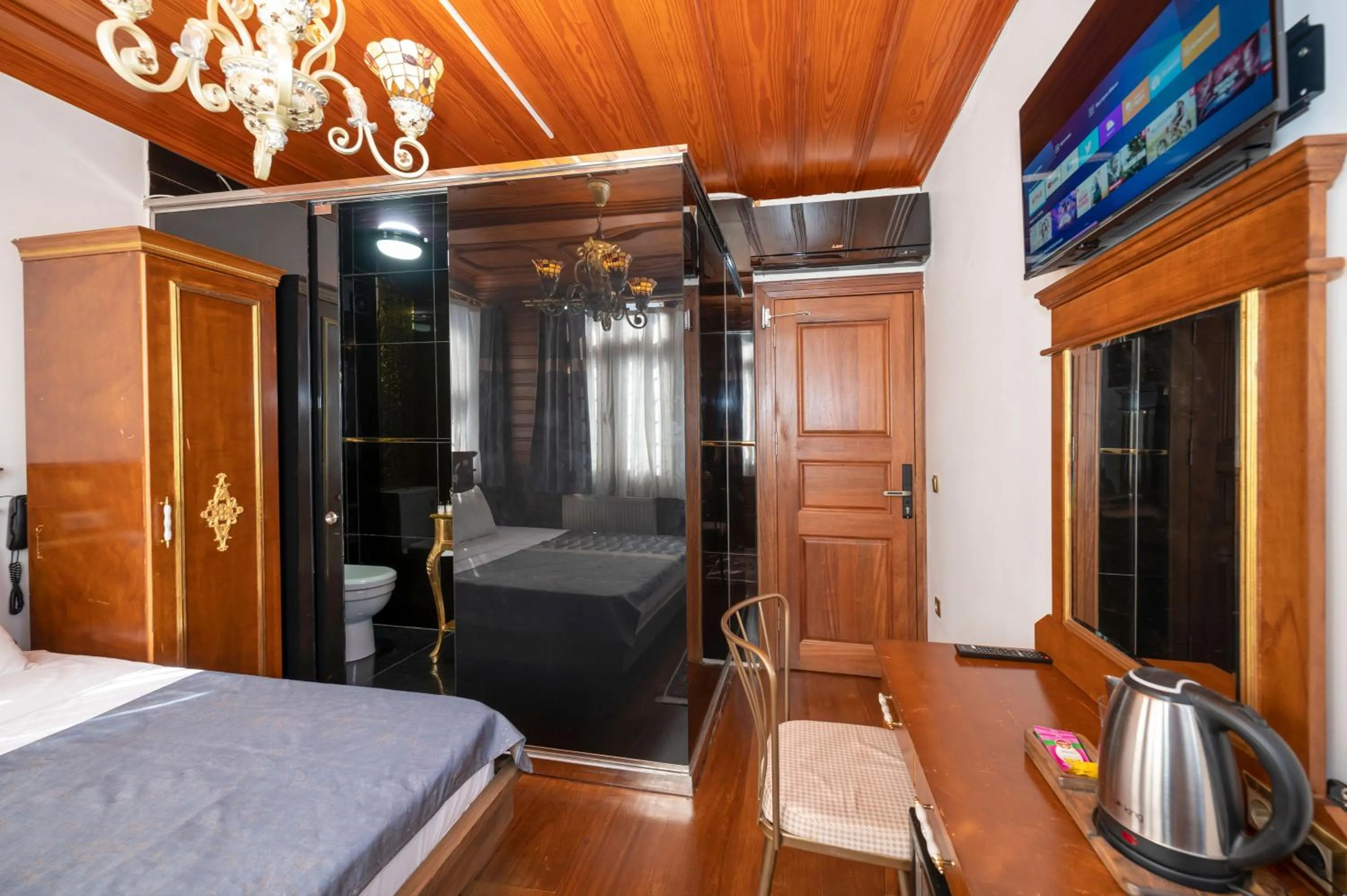 Bed in Valeria Antique 1892