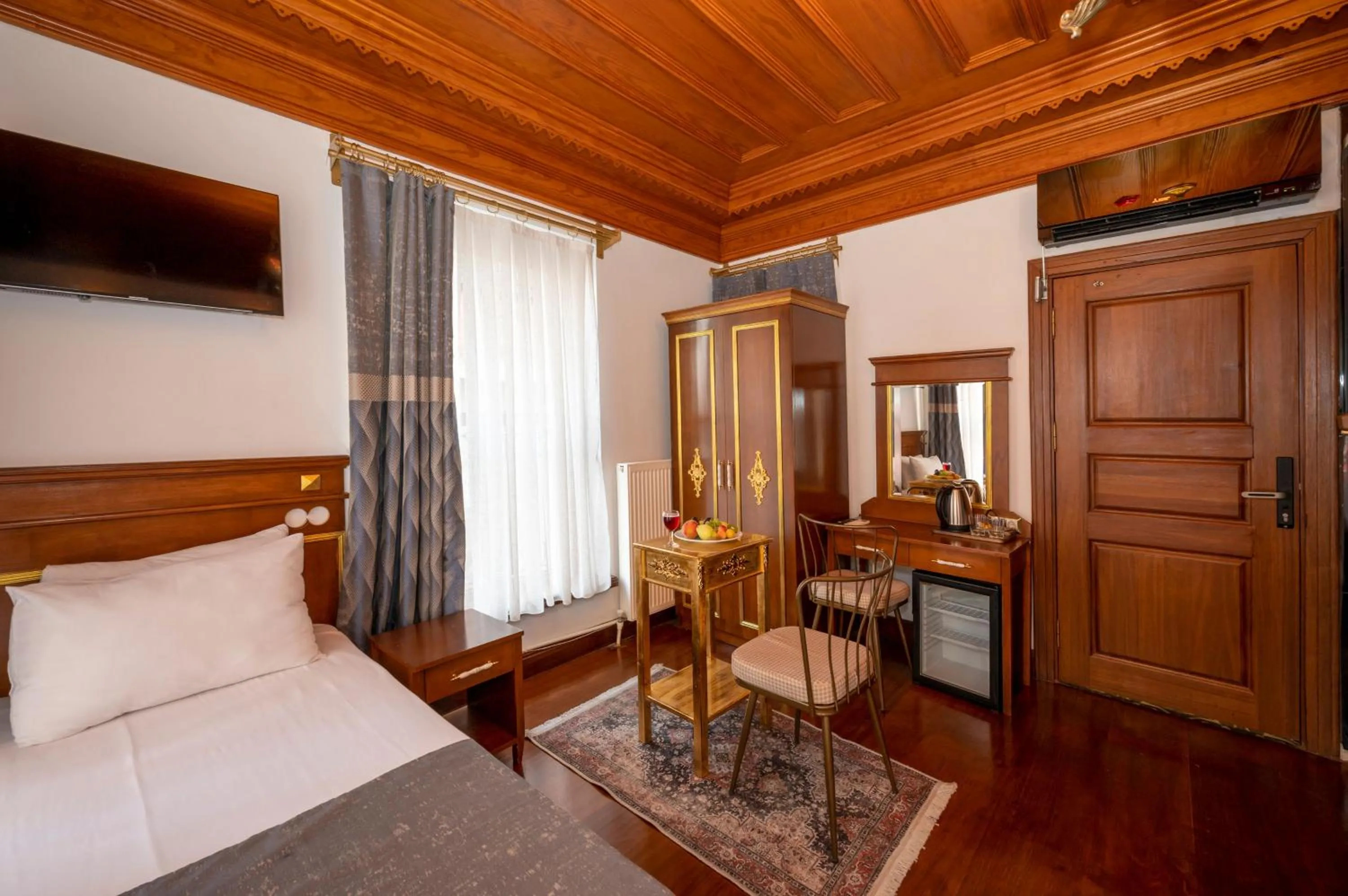 Bed in Valeria Antique 1892