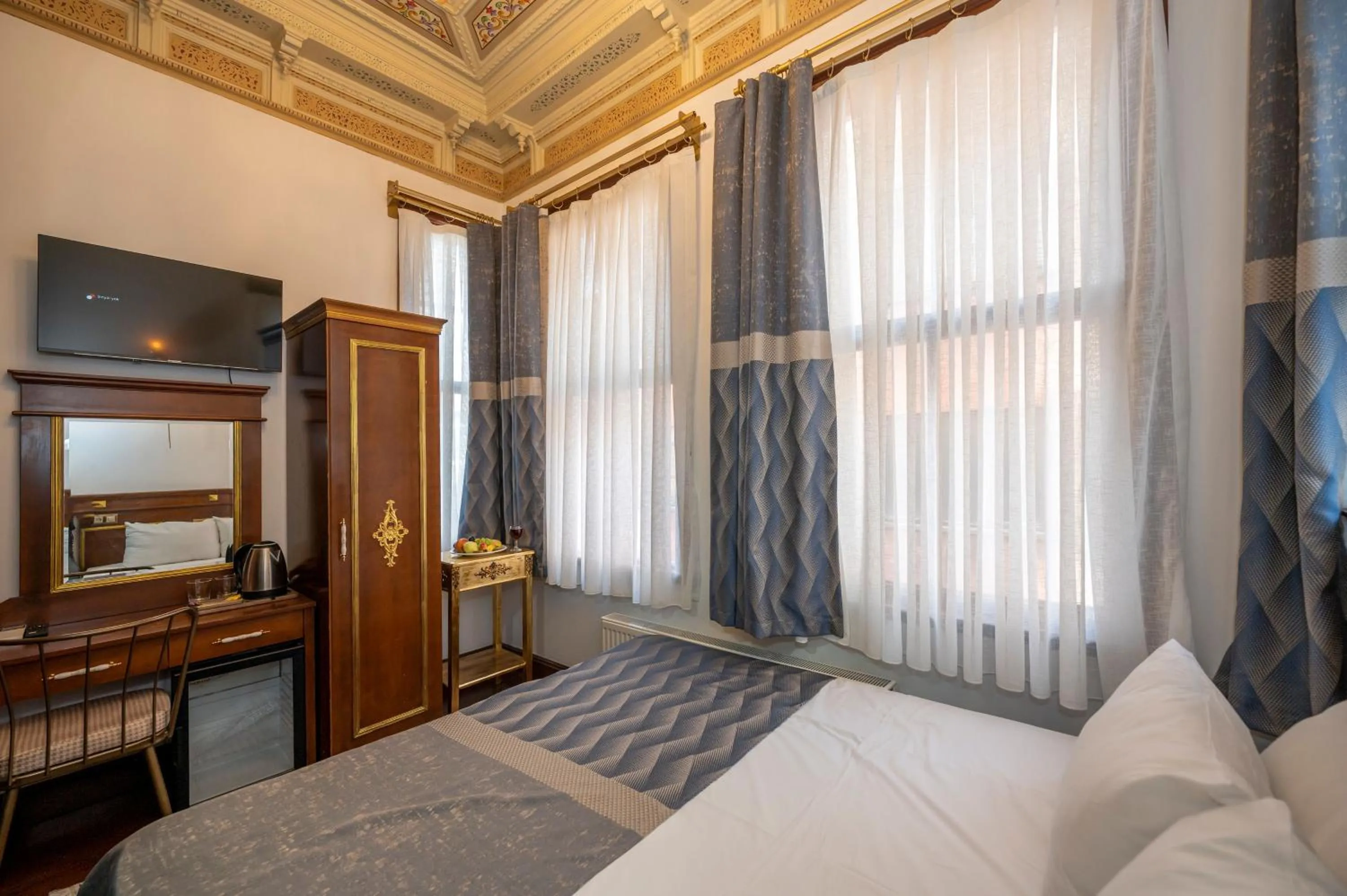 Bed in Valeria Antique 1892