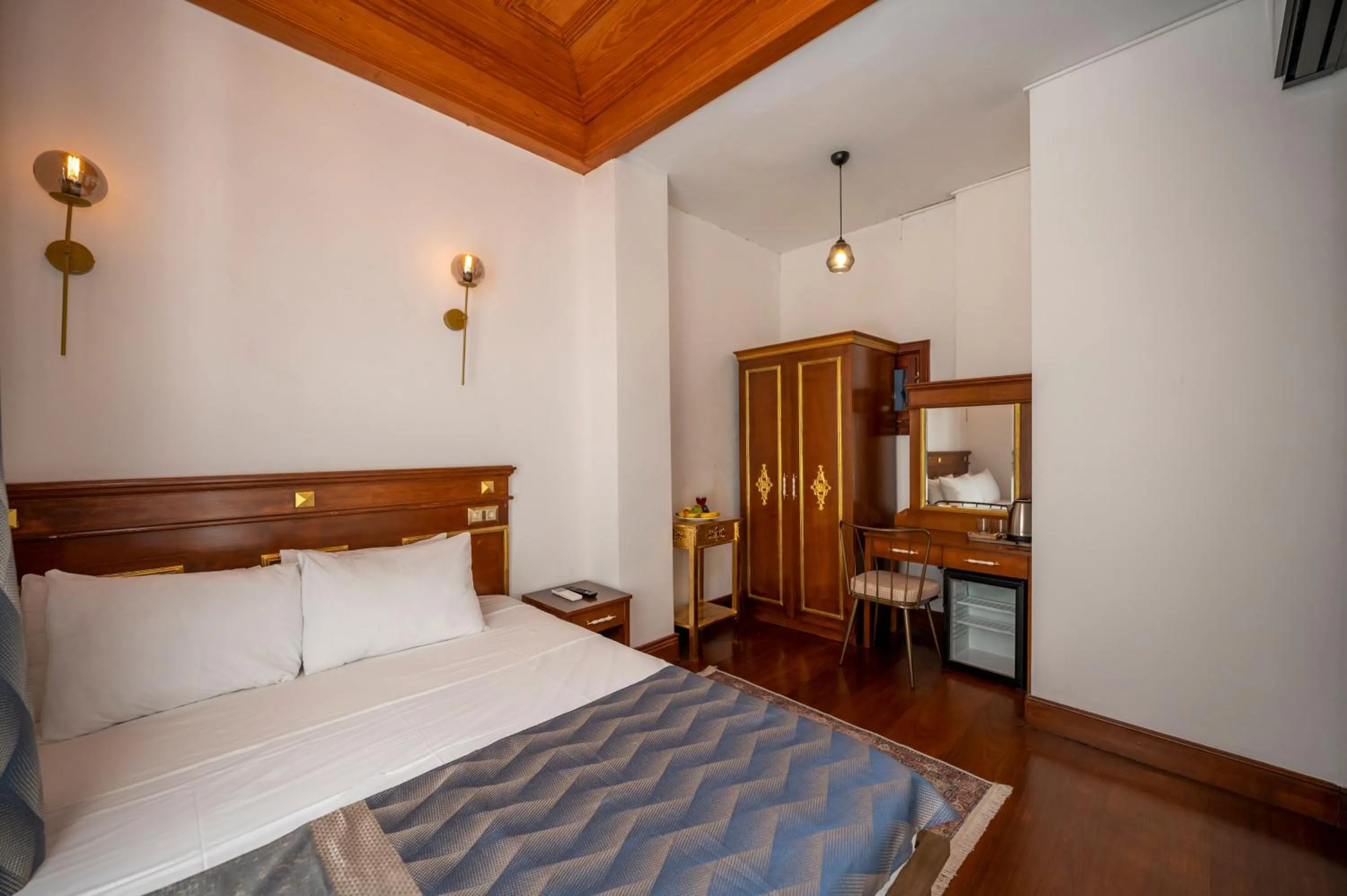 Bed in Valeria Antique 1892