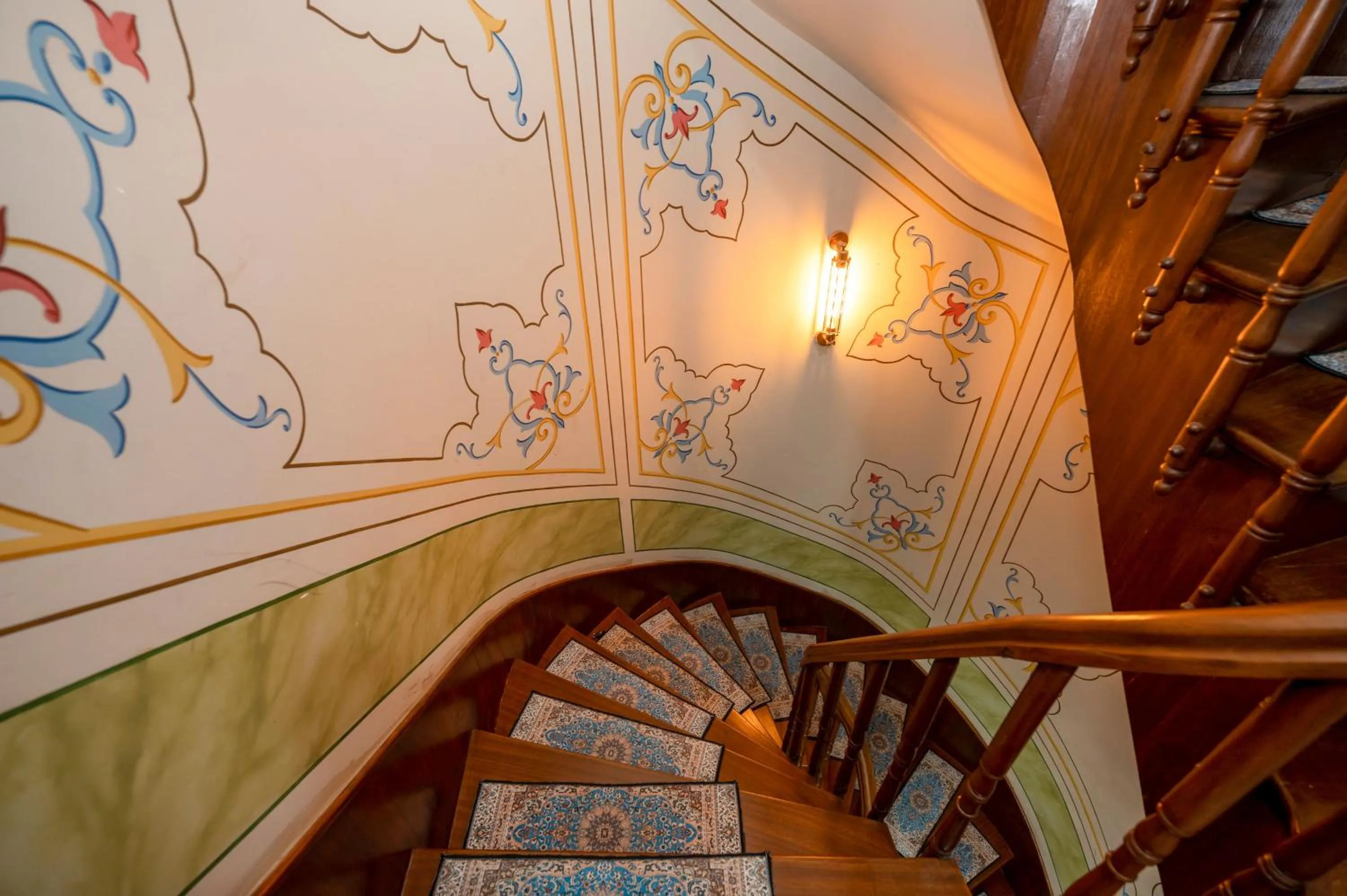 Valeria Antique 1892