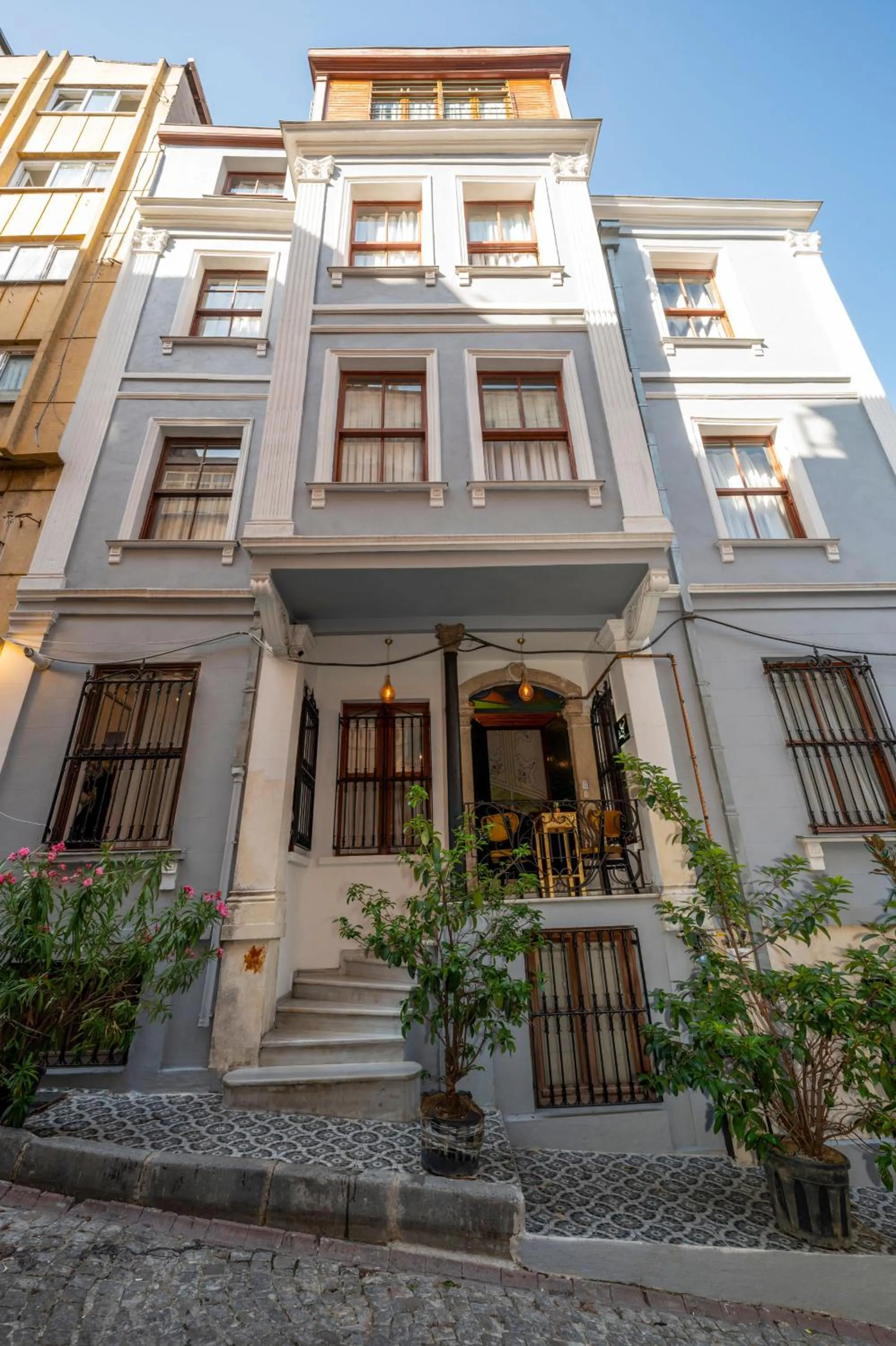 Property building in Valeria Antique 1892