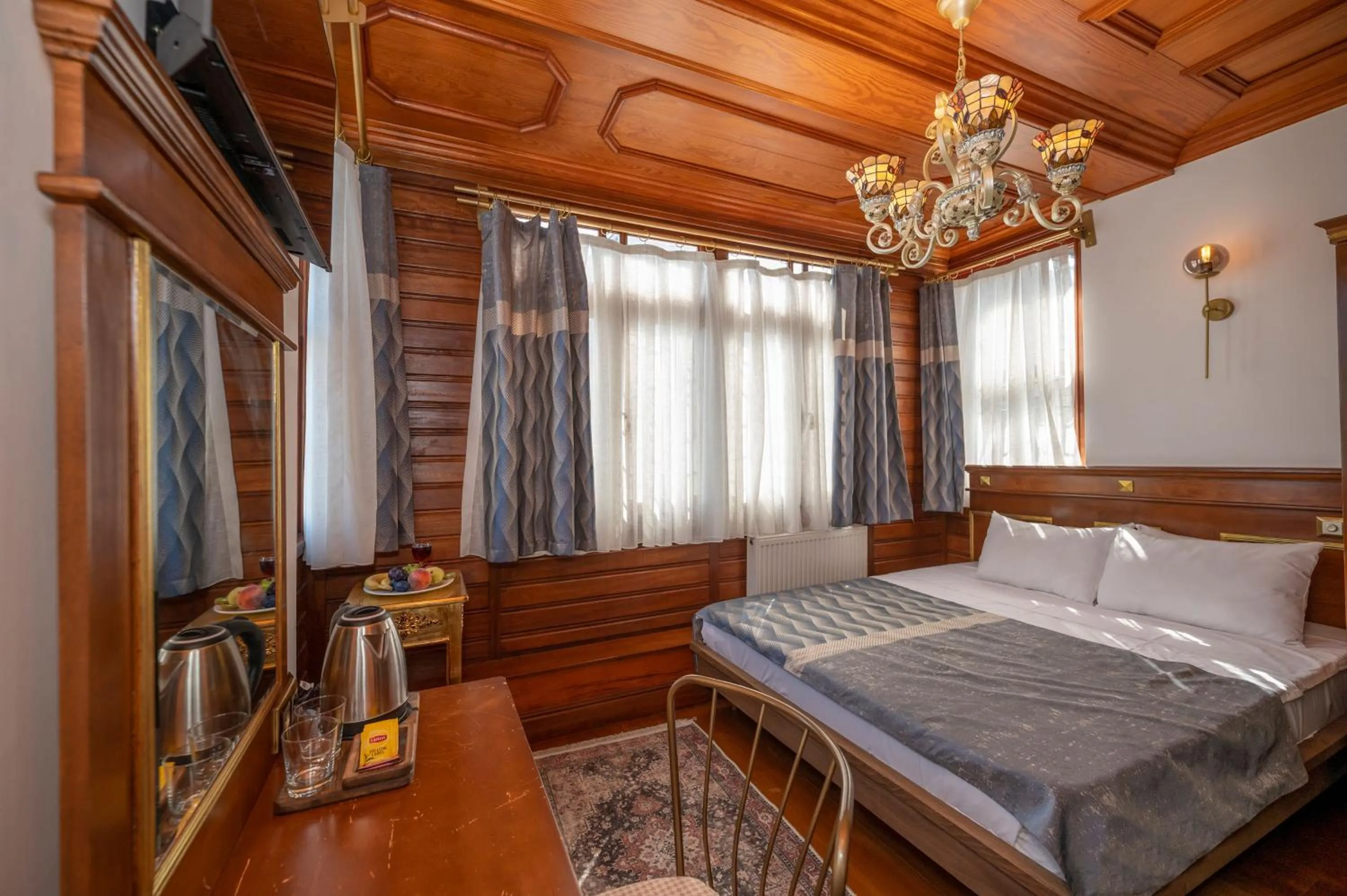 Bed in Valeria Antique 1892