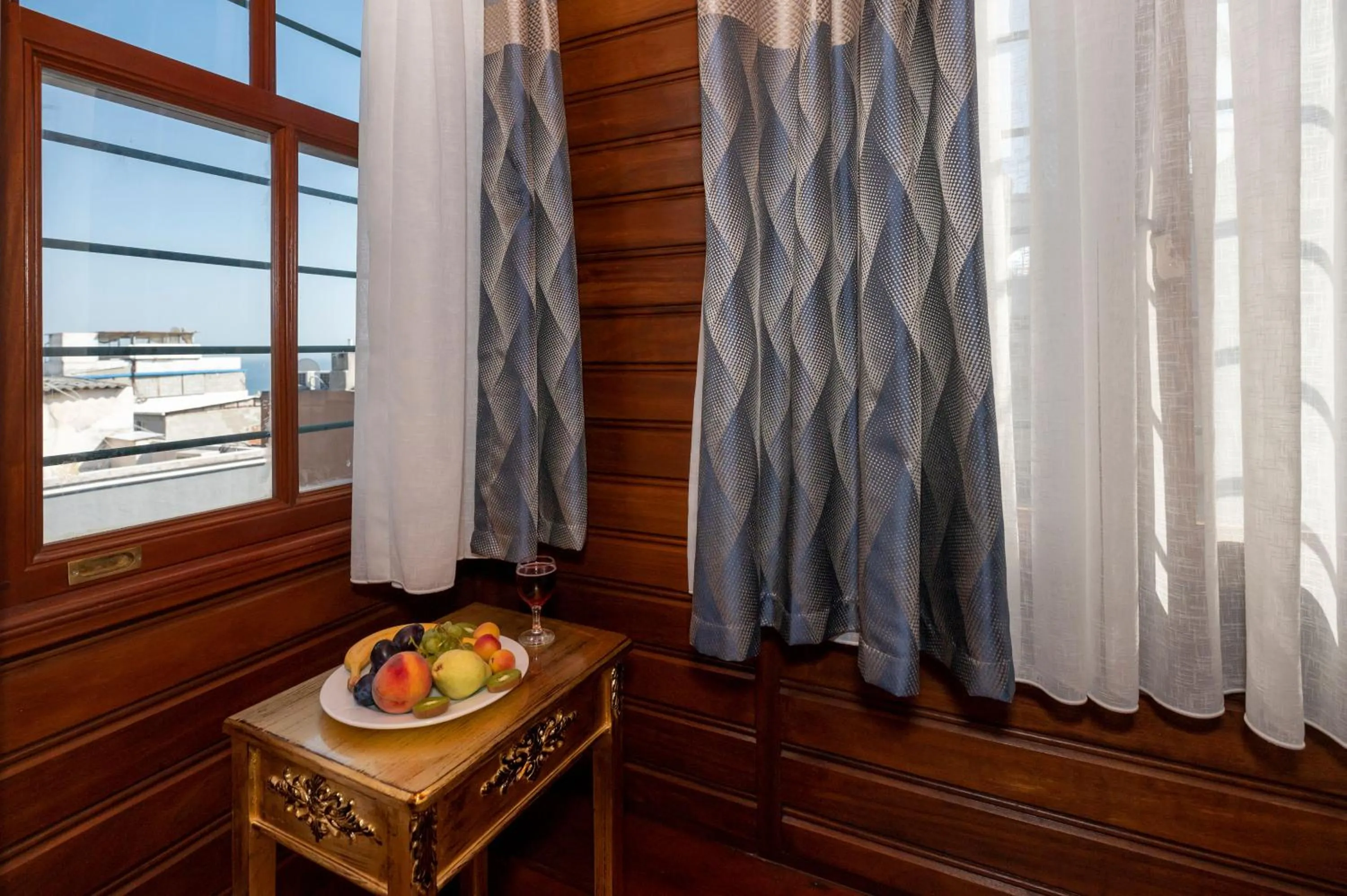 Valeria Antique 1892