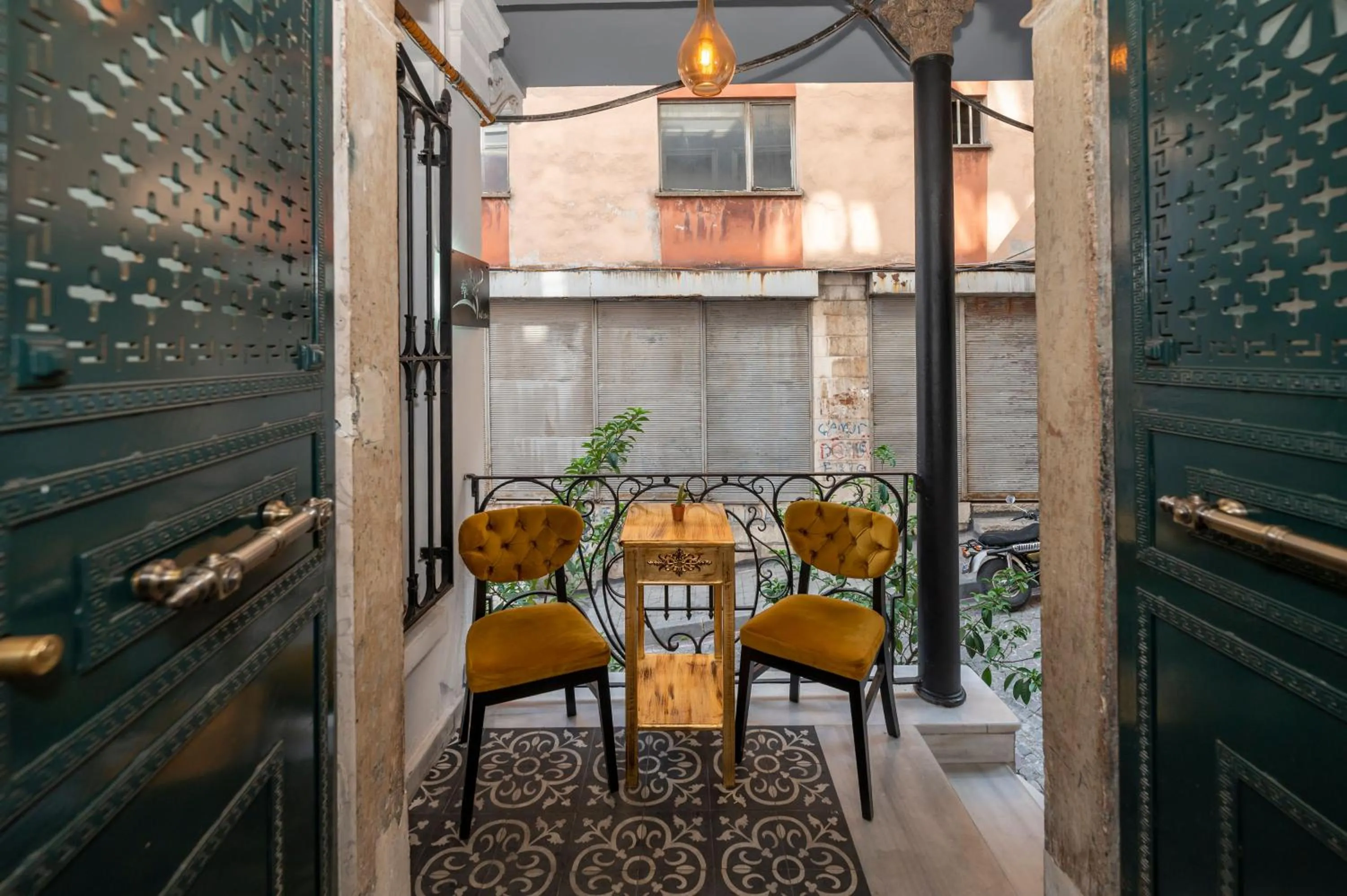 Valeria Antique 1892