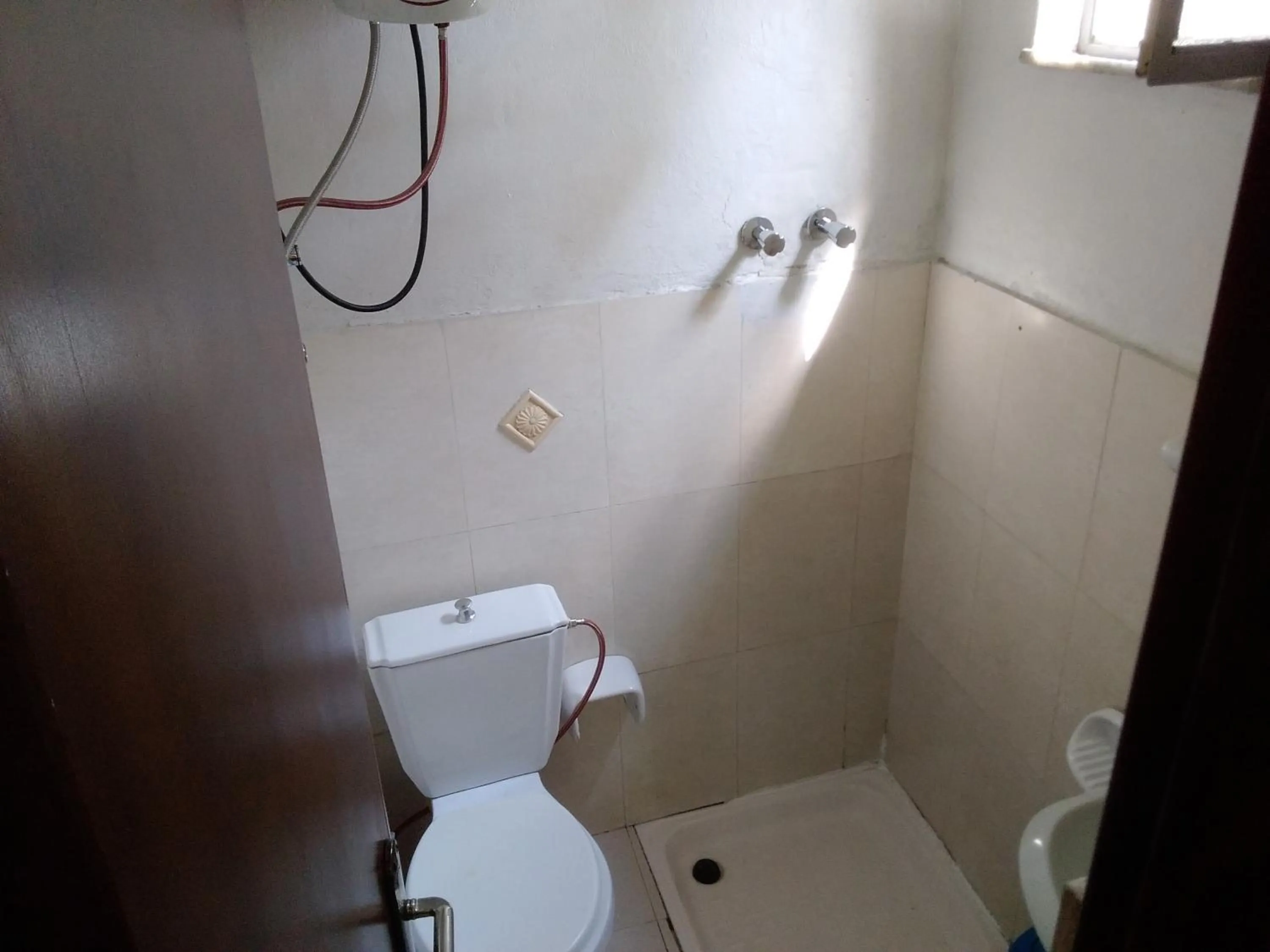 Shower in Wib Guesthouse