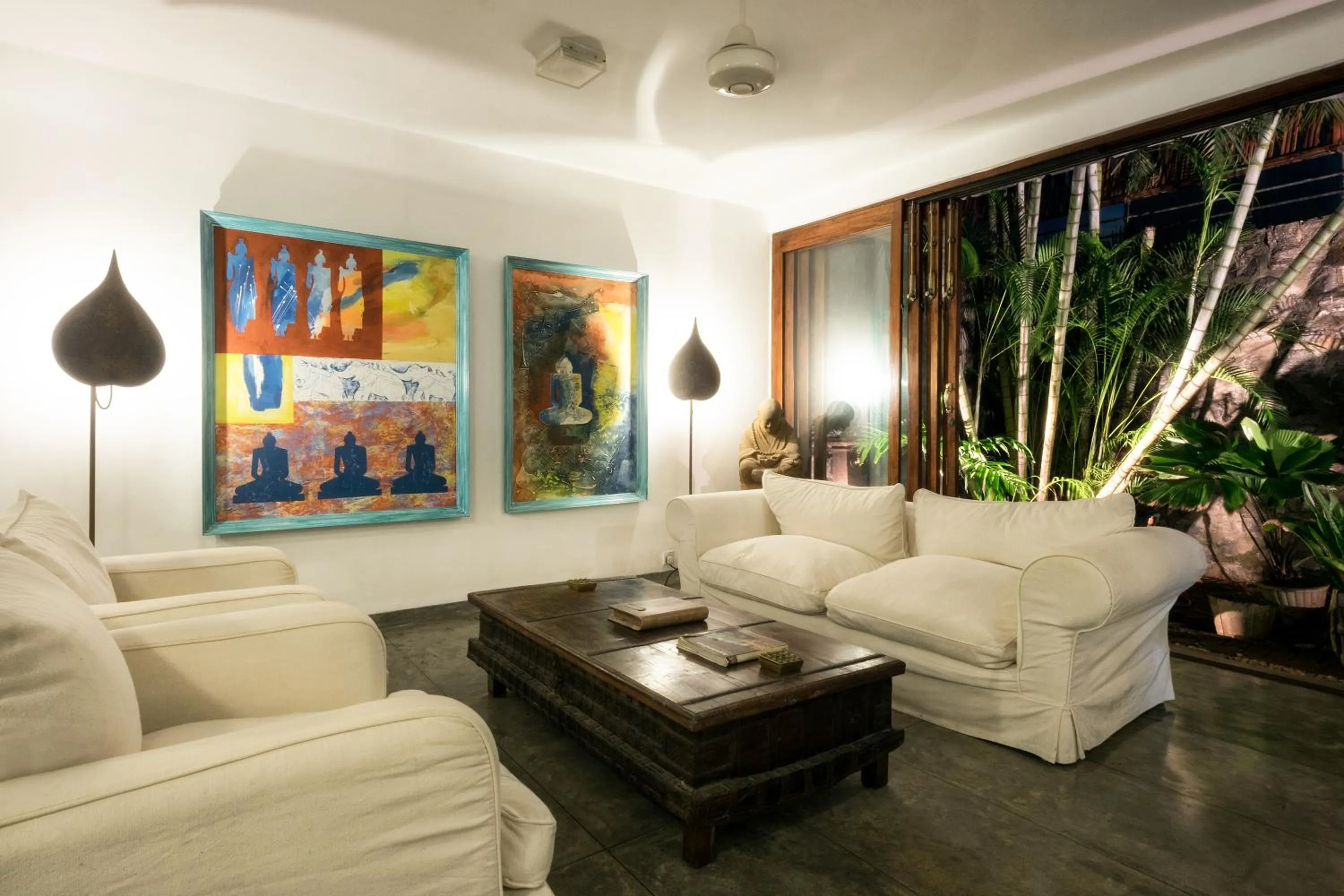 Communal lounge/ TV room in Mount Lodge Boutique Hotel