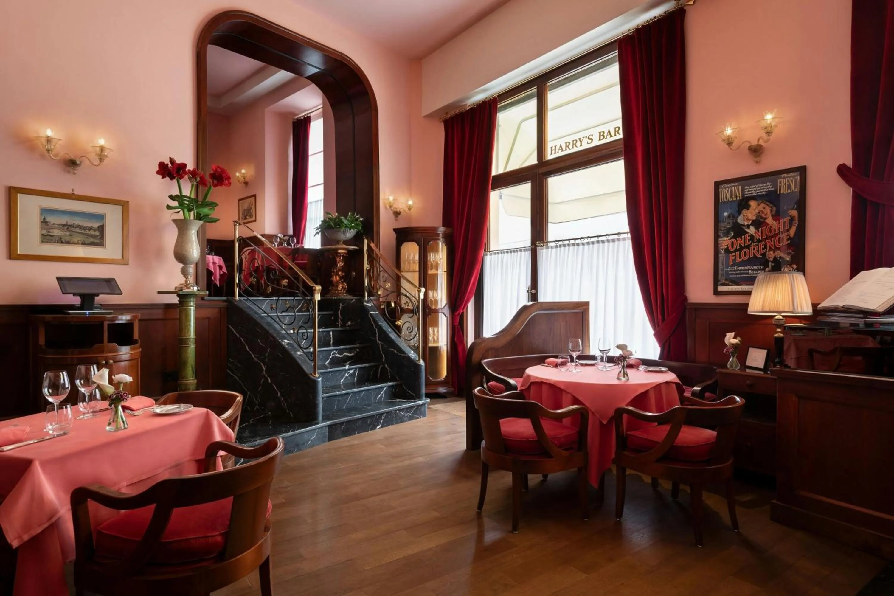 Lounge or bar in Sina Villa Medici, Autograph Collection