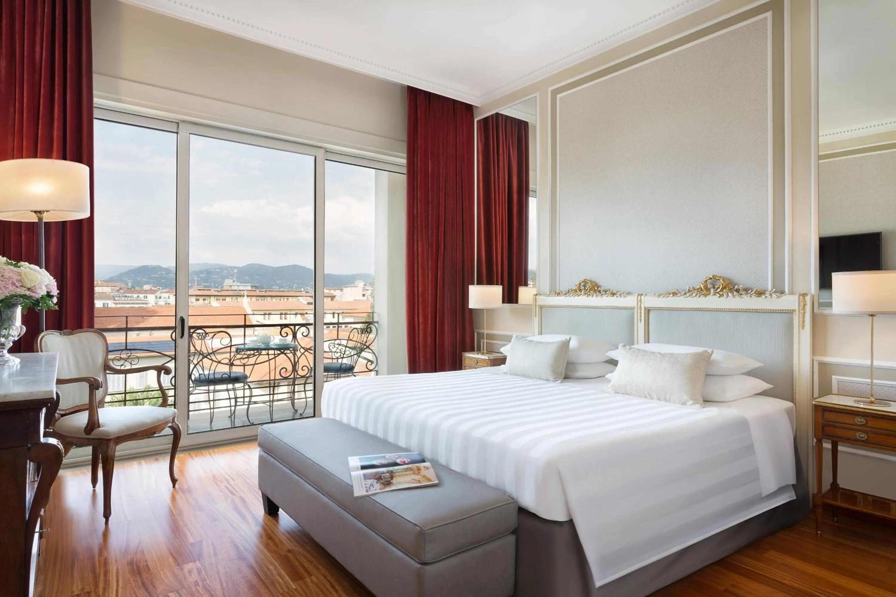 Photo of the whole room, Bed in Sina Villa Medici, Autograph Collection