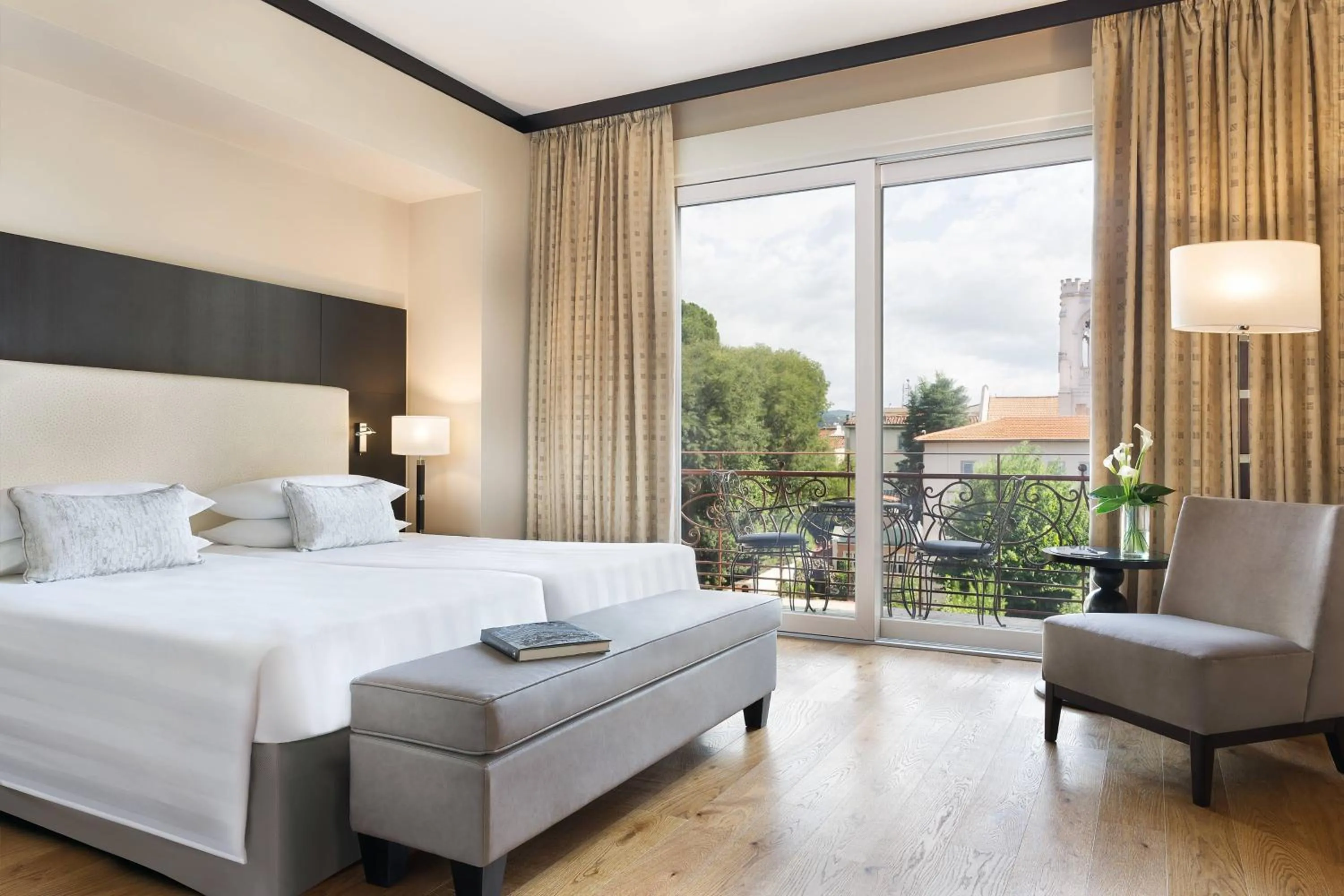 Photo of the whole room, Bed in Sina Villa Medici, Autograph Collection