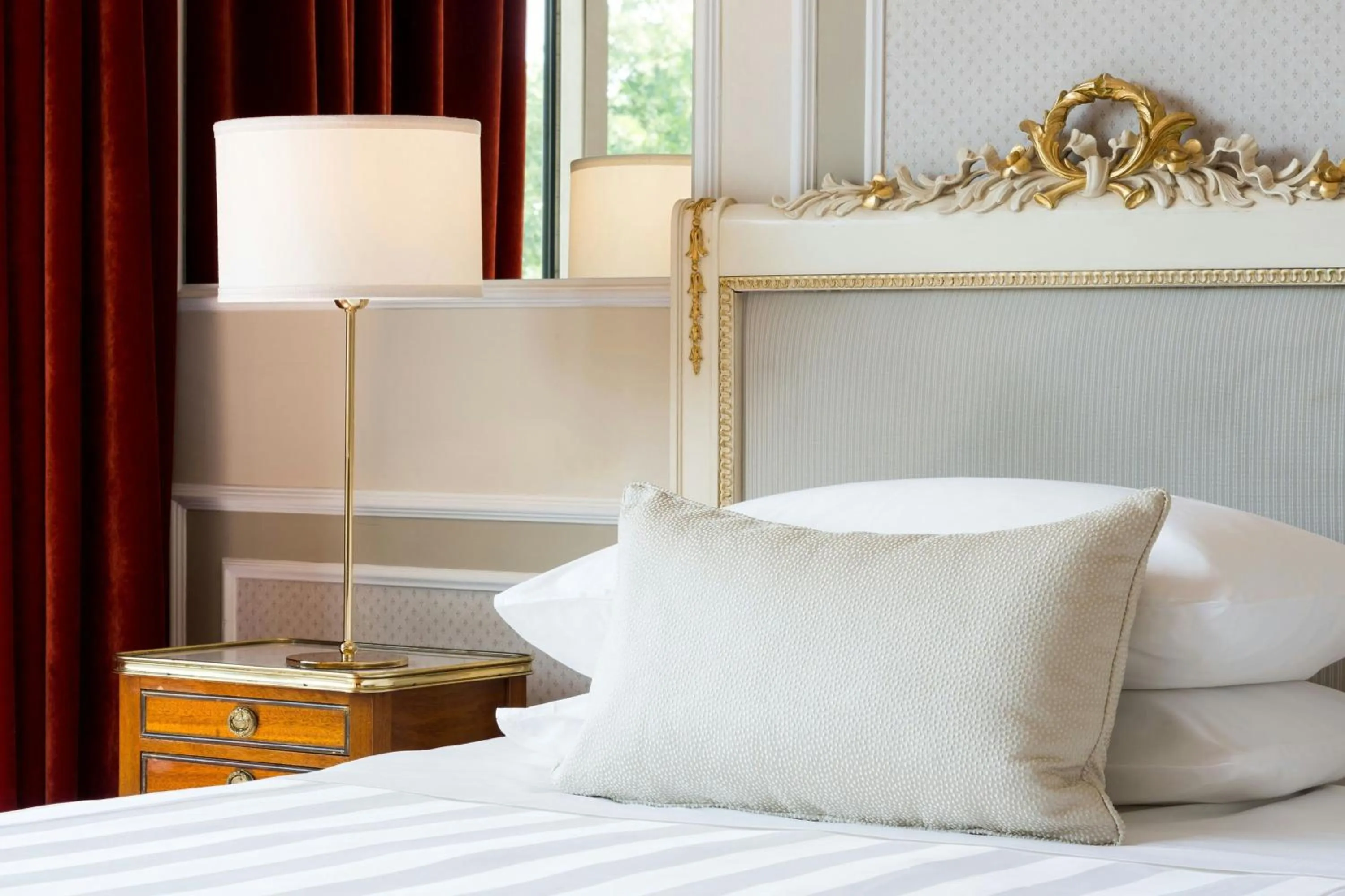 Photo of the whole room, Bed in Sina Villa Medici, Autograph Collection