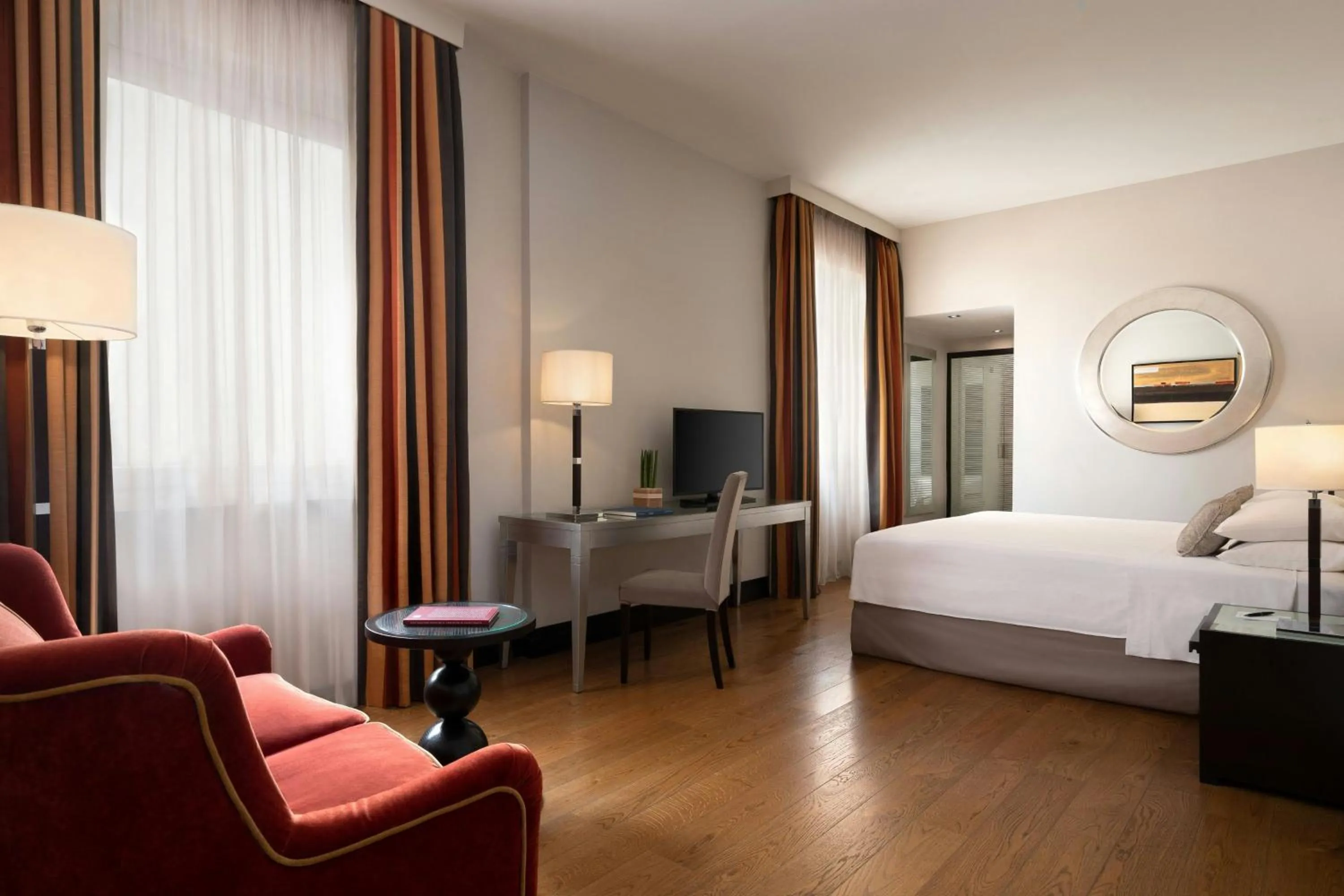 Photo of the whole room, Bed in Sina Villa Medici, Autograph Collection