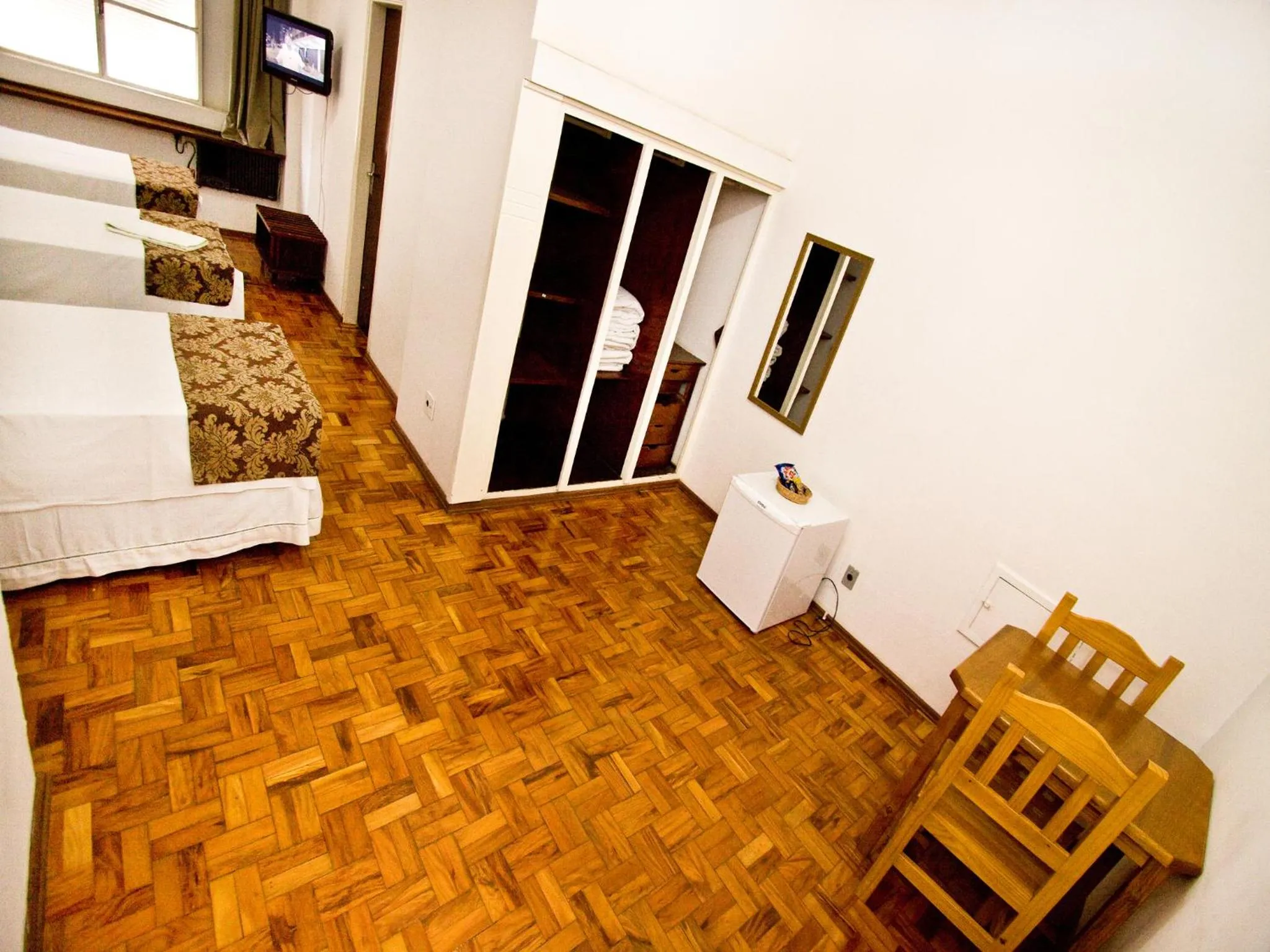 Photo of the whole room, Bed in Turrance White Hotel