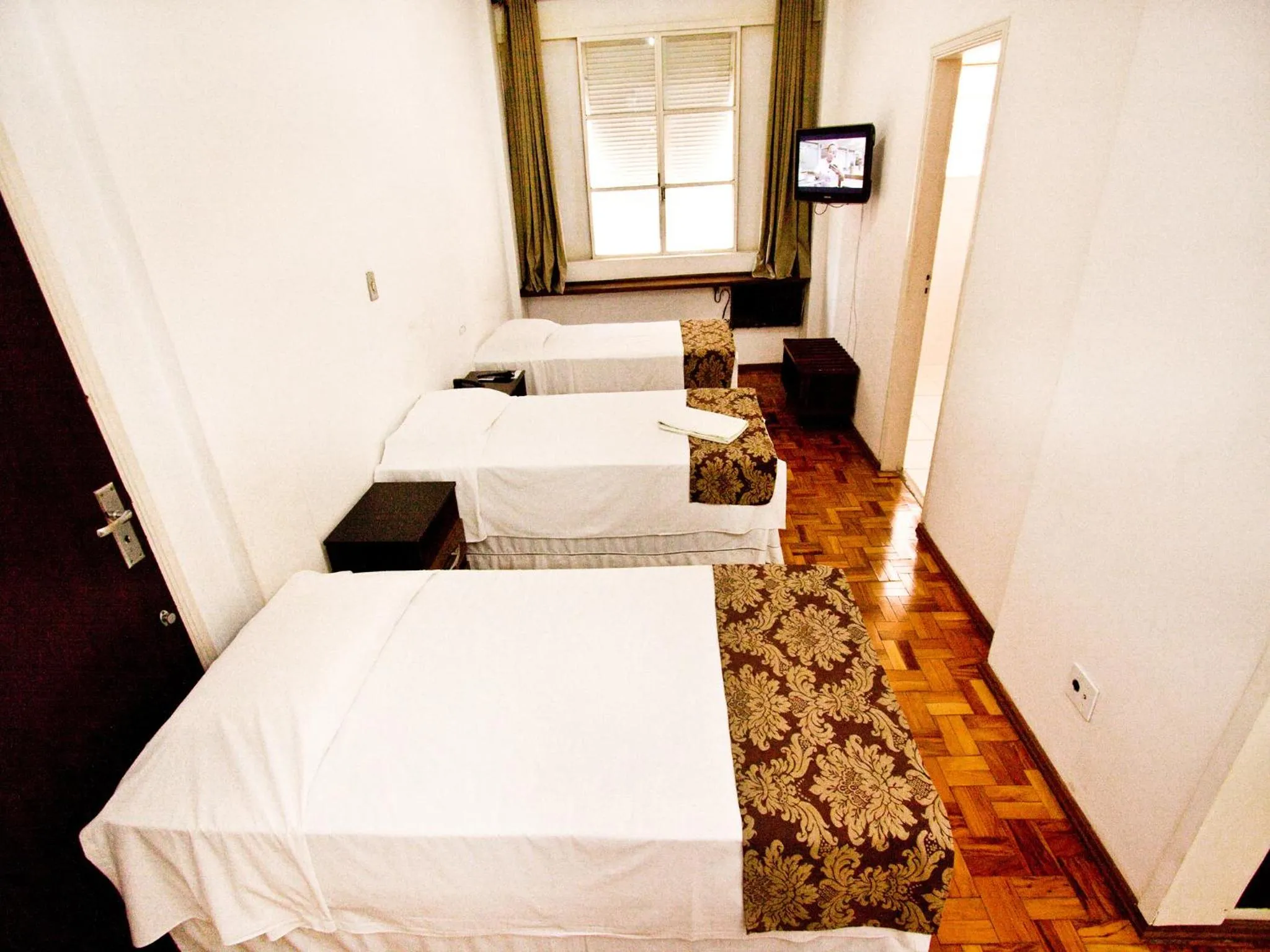 Photo of the whole room, Bed in Turrance White Hotel