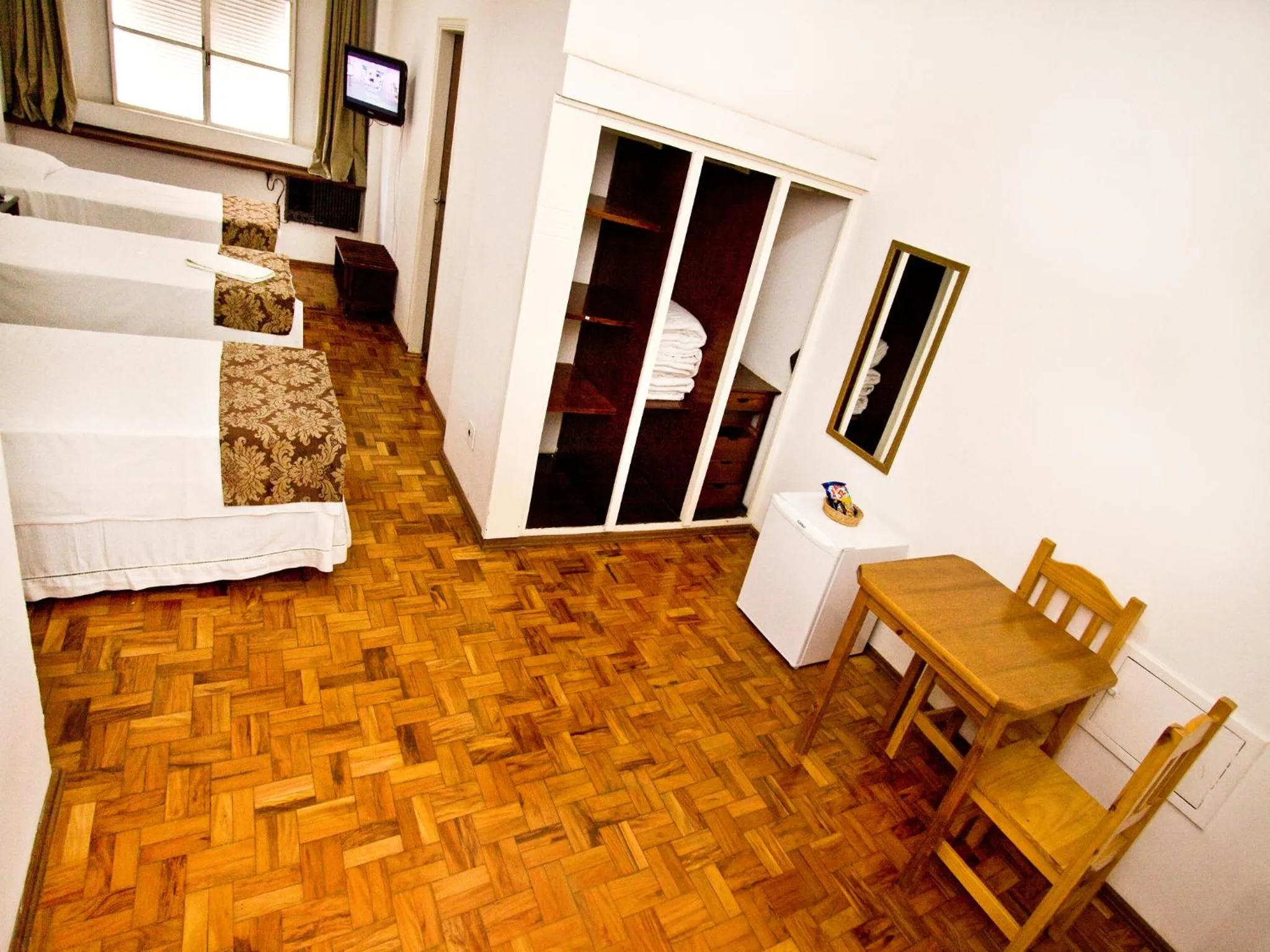 Photo of the whole room, Bed in Turrance White Hotel