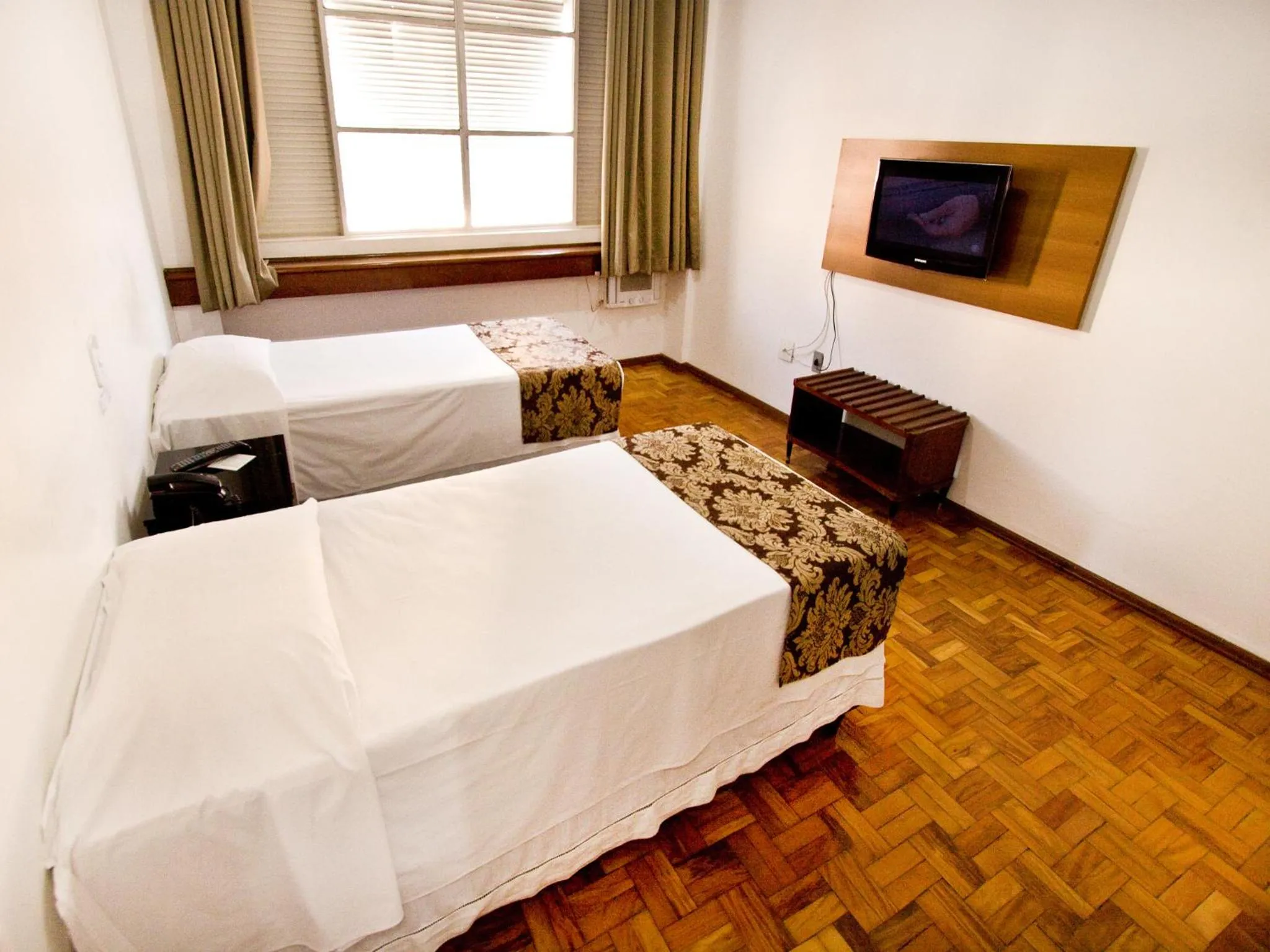 Bed in Turrance White Hotel