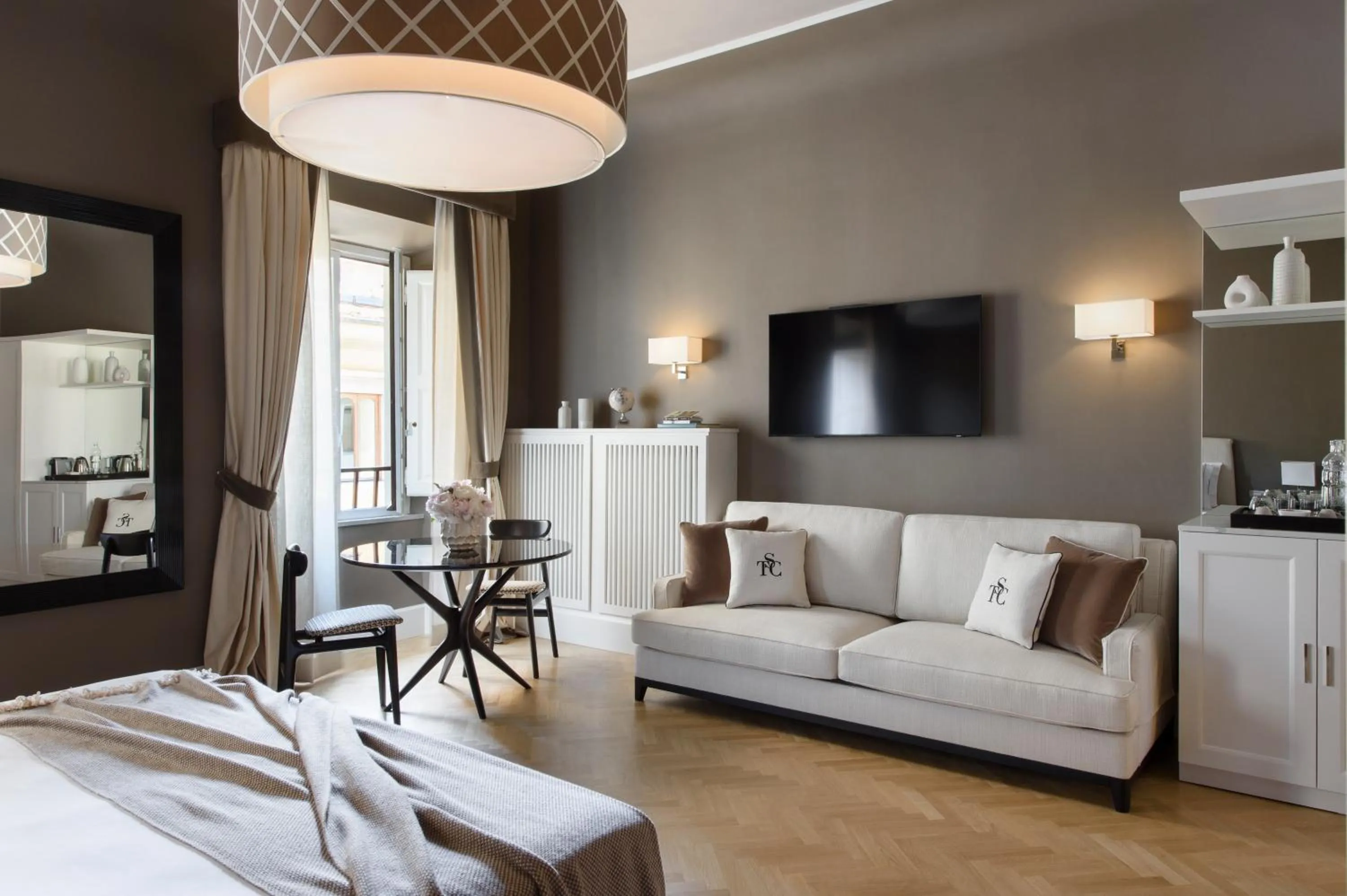 Photo of the whole room, Bed in Tornabuoni Suites Collection Residenza D'Epoca