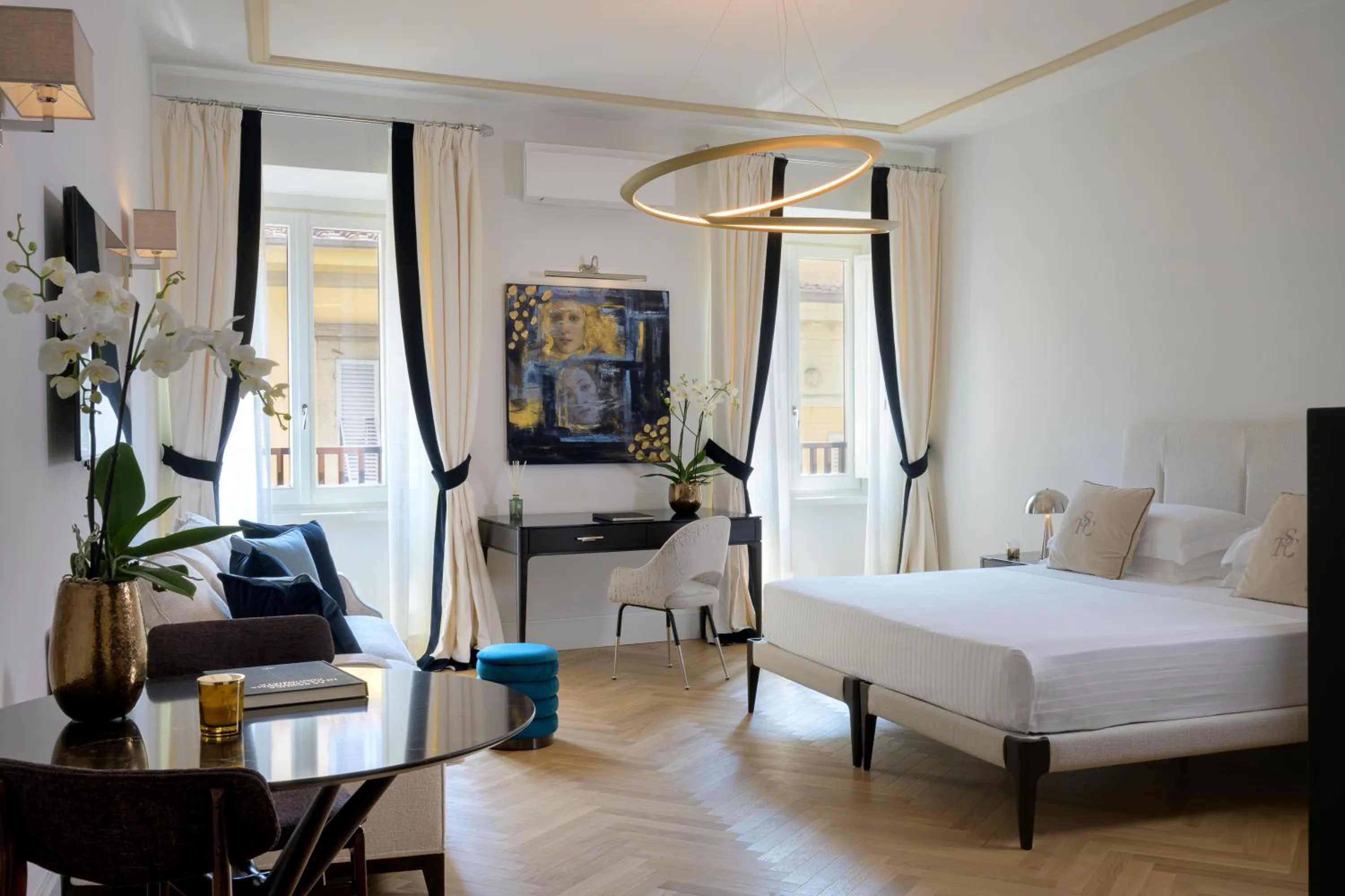Photo of the whole room, Bed in Tornabuoni Suites Collection Residenza D'Epoca