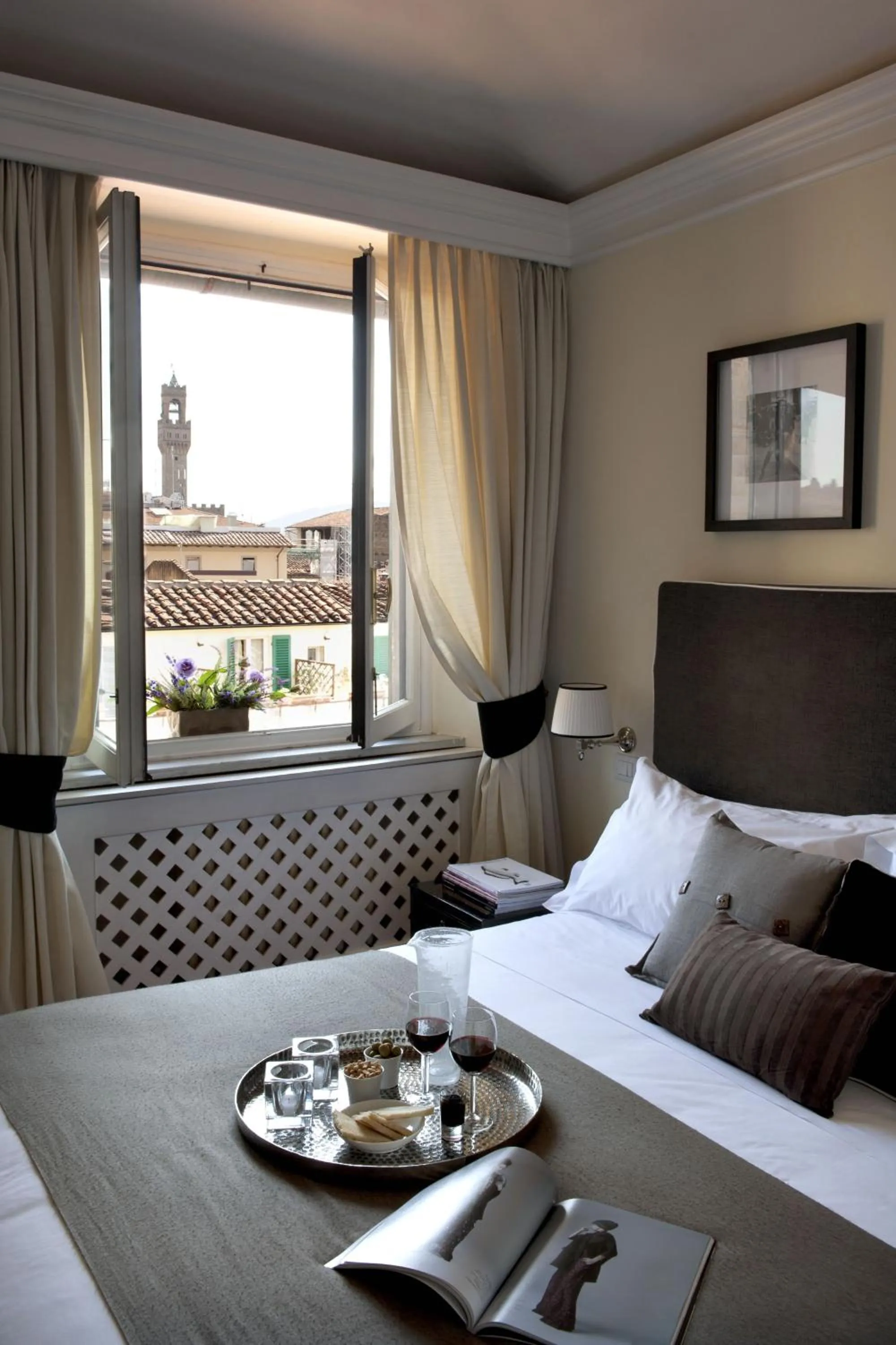 Bed in Tornabuoni Suites Collection Residenza D'Epoca