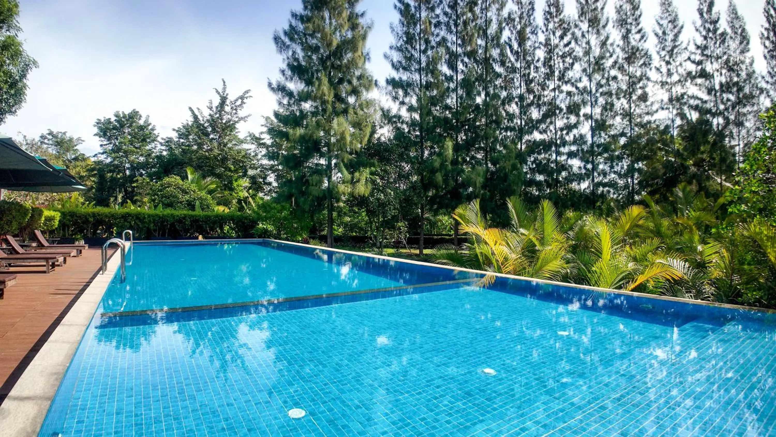 Swimming pool in Lodge Moni Essara Kampot