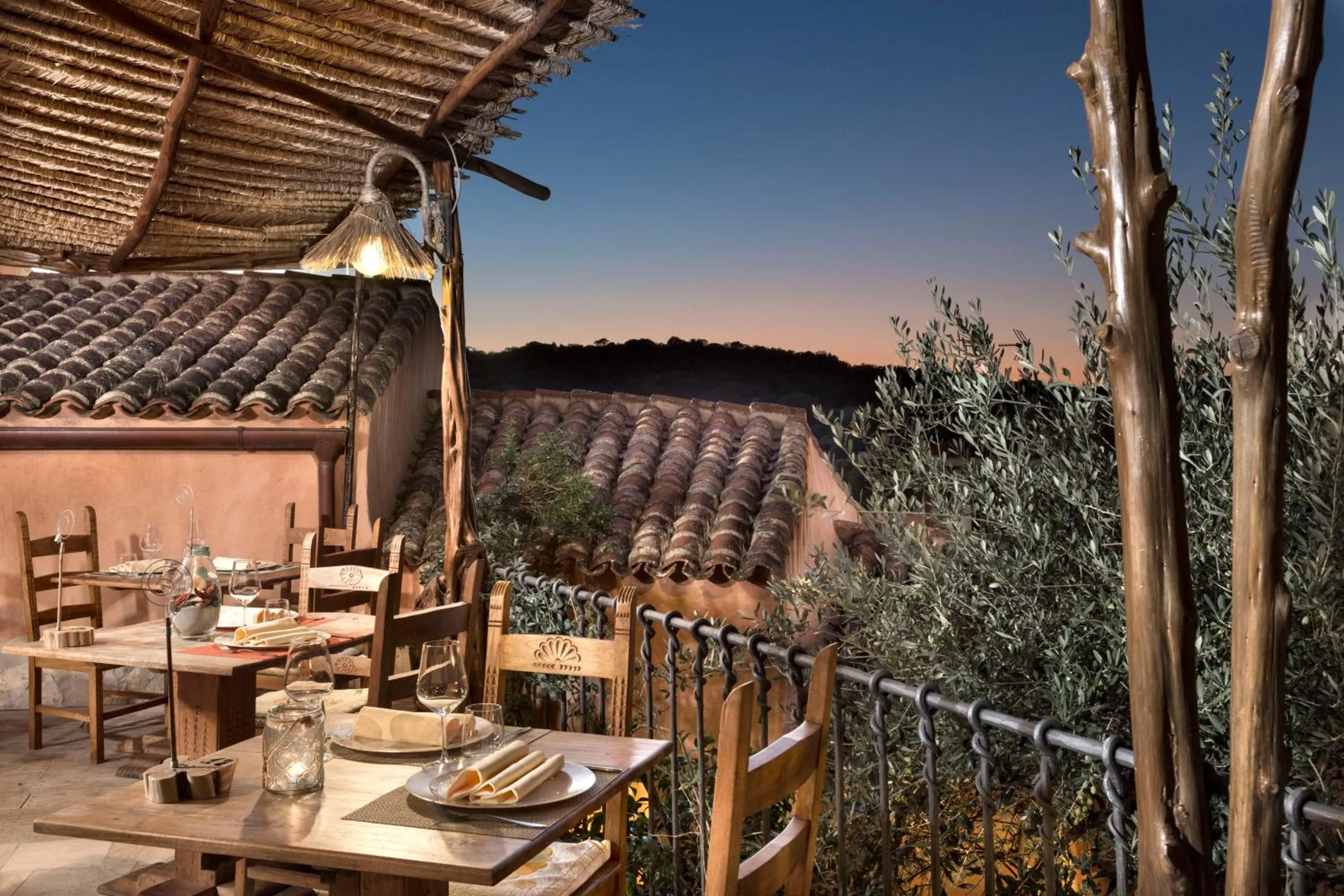 Restaurant/places to eat in Hotel Arathena