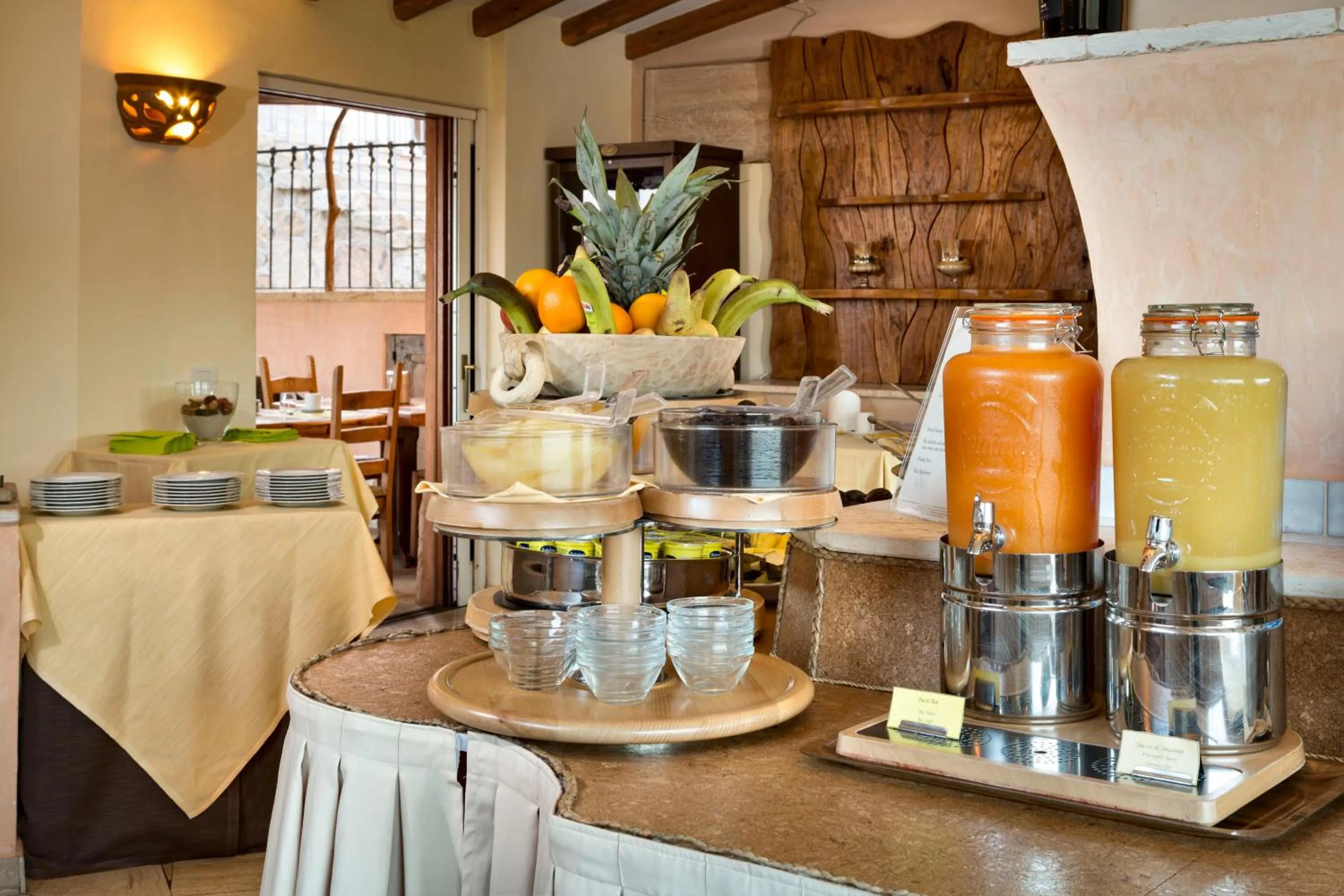 Restaurant/places to eat in Hotel Arathena