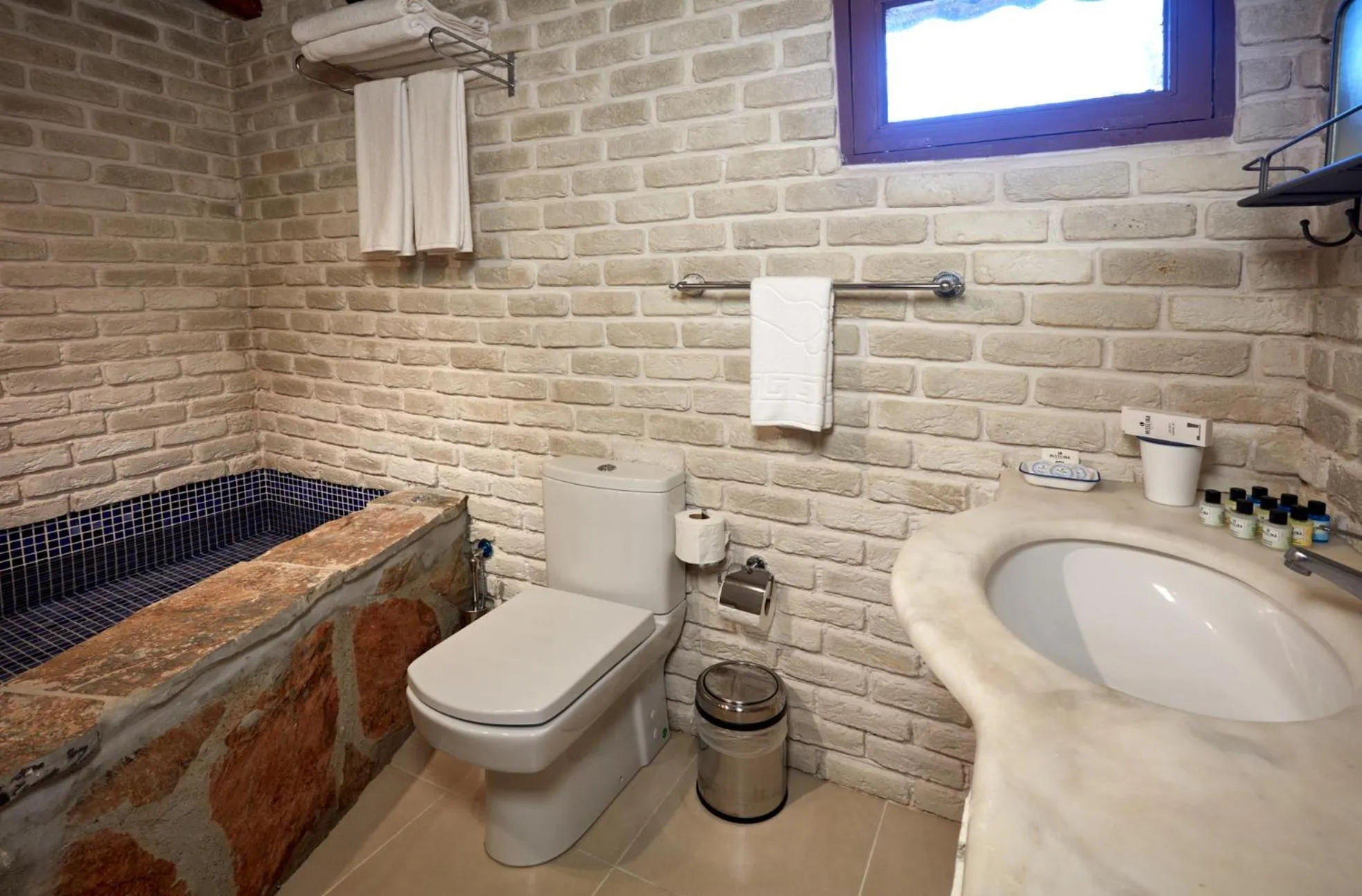 Shower in Dachas Cove Hotel