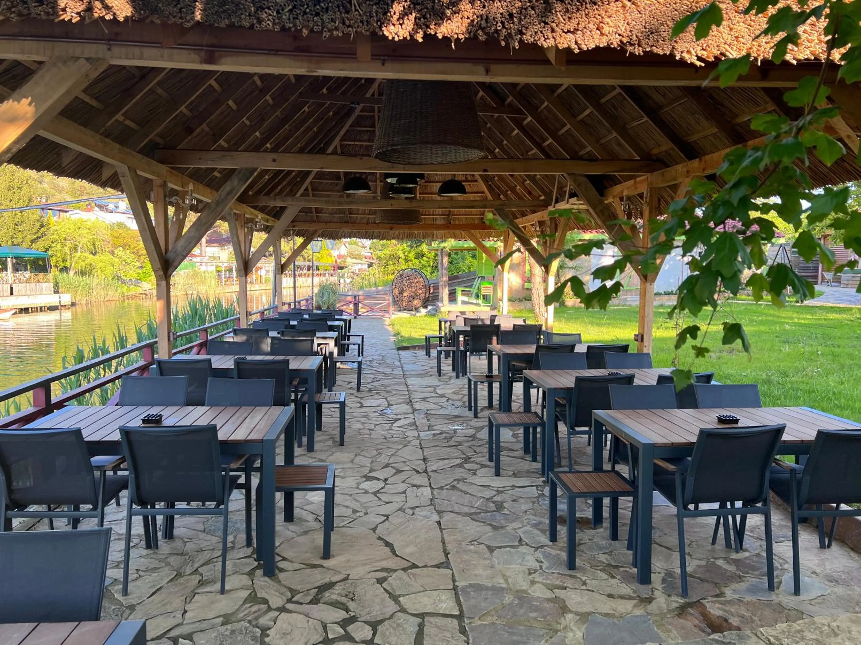 Restaurant/places to eat in Dachas Cove Hotel