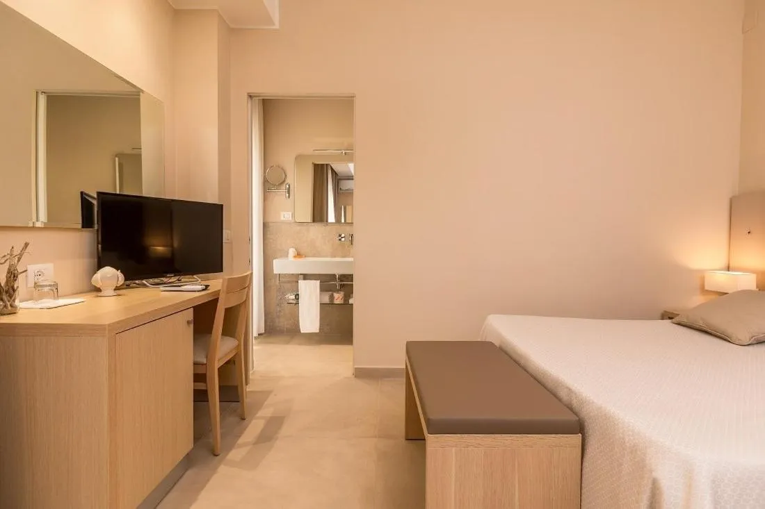 Bathroom, Bed in Hotel Degli Aranci