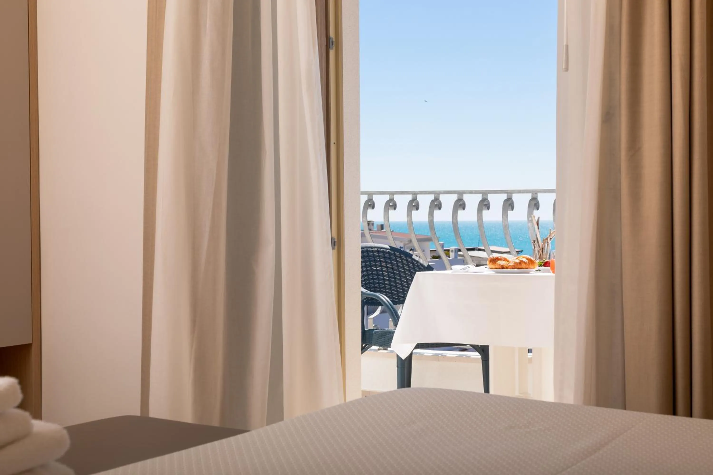 Balcony/Terrace, Bed in Hotel Degli Aranci