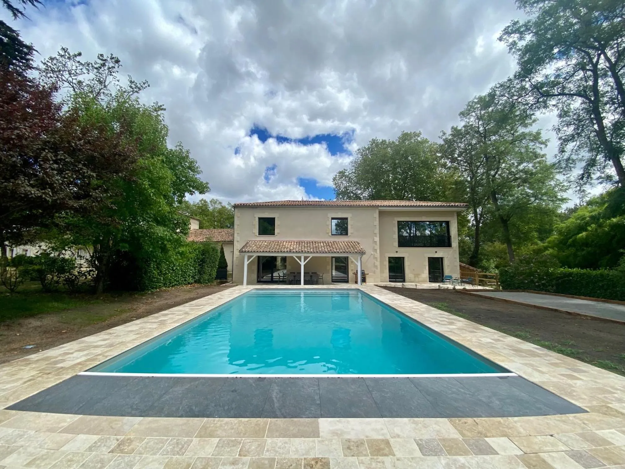 La Maison L'Eperon, stylish 5 star villa surrounded by vineyard near Saint Emilion