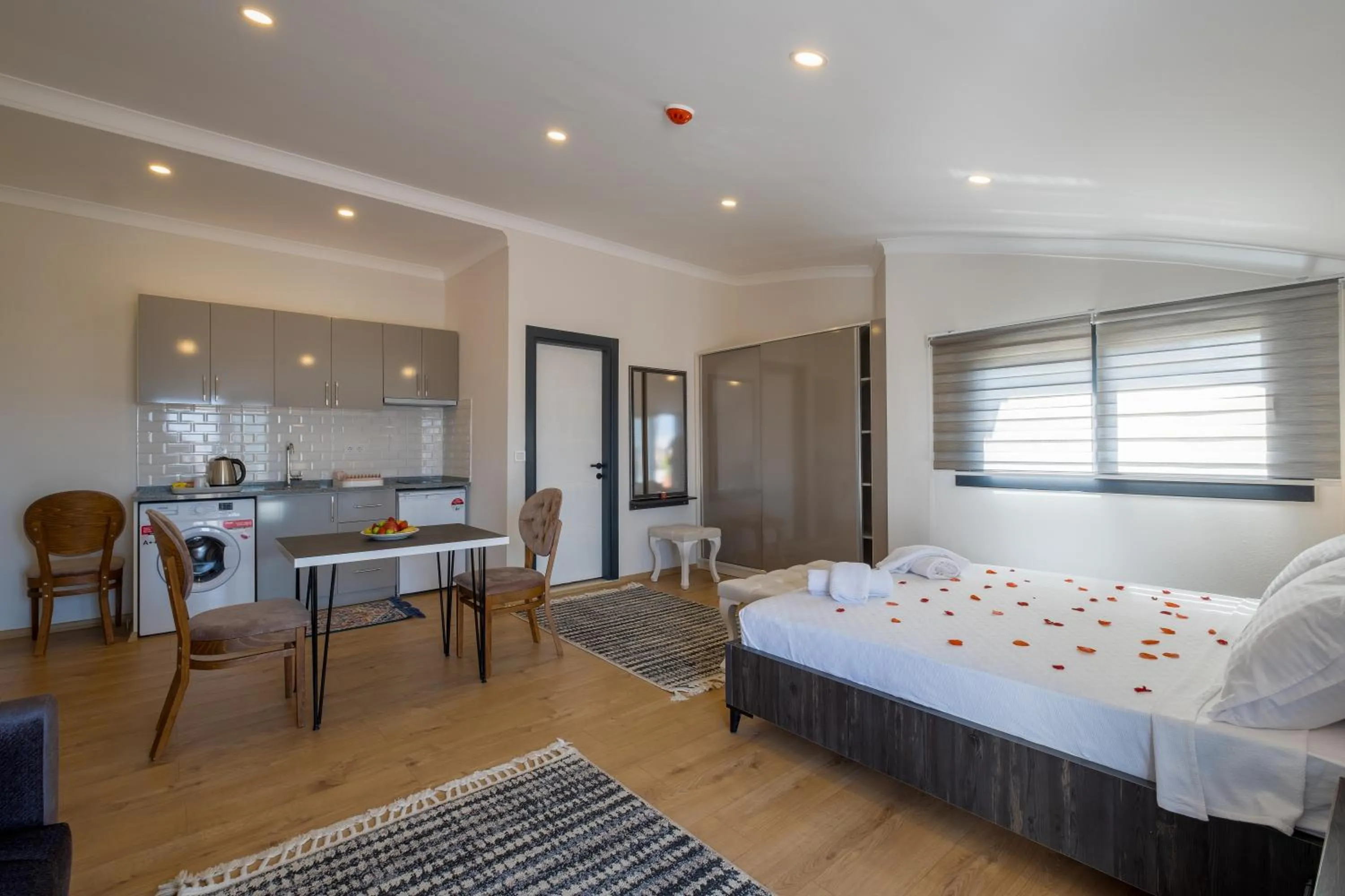 Photo of the whole room in Tanrise City House