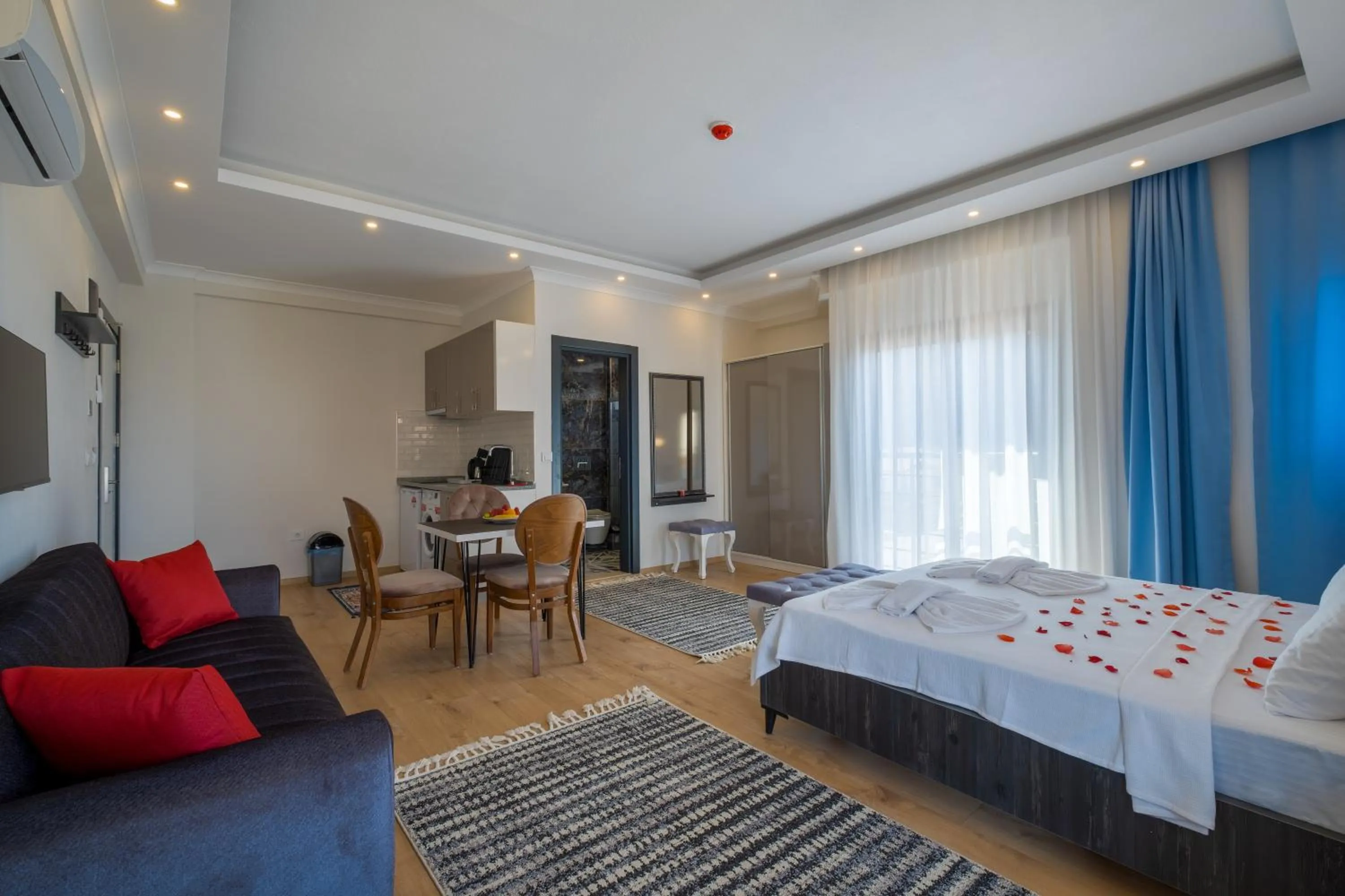 Dining area in Tanrise City House