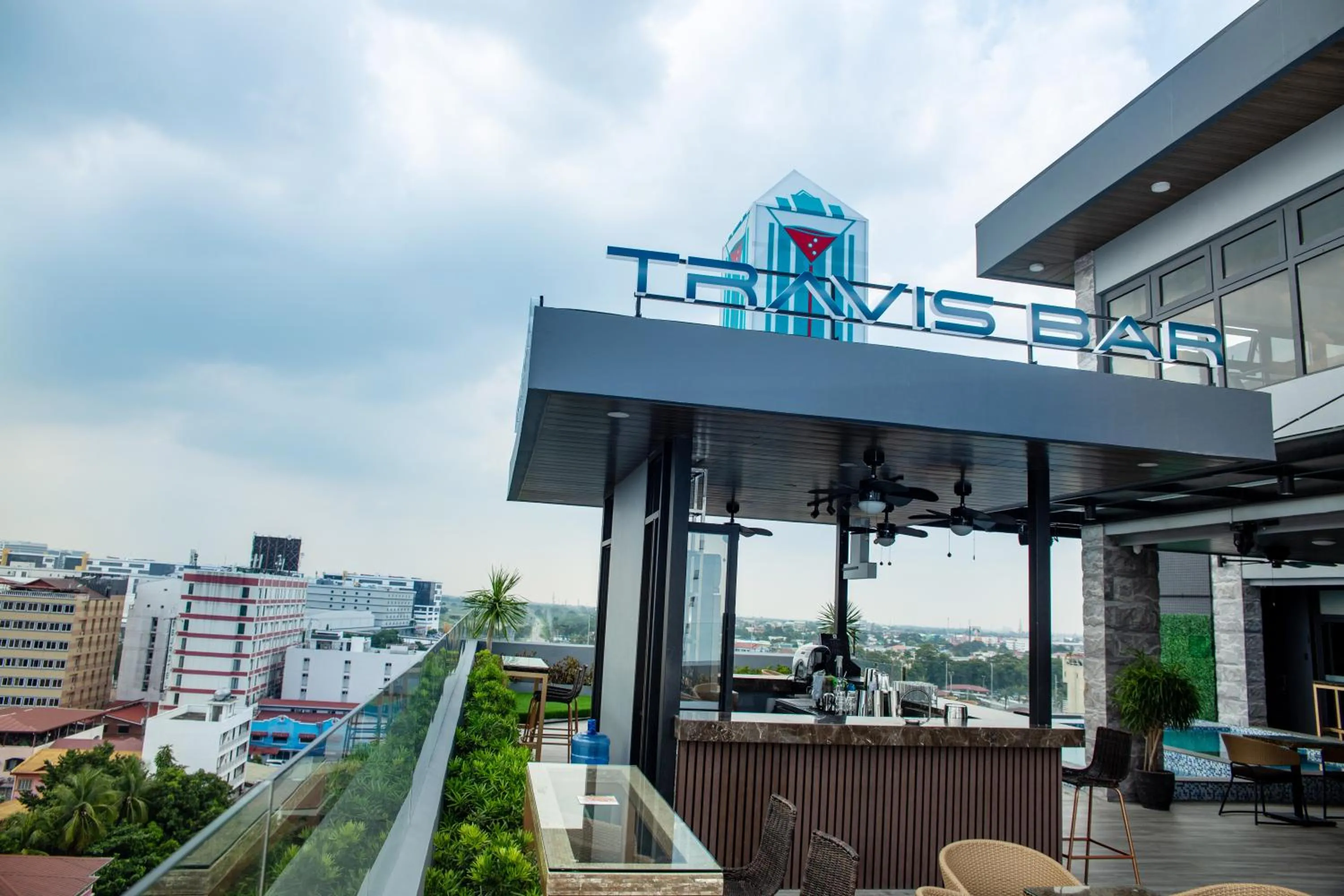 Property building in El Vistra Hotel Angeles