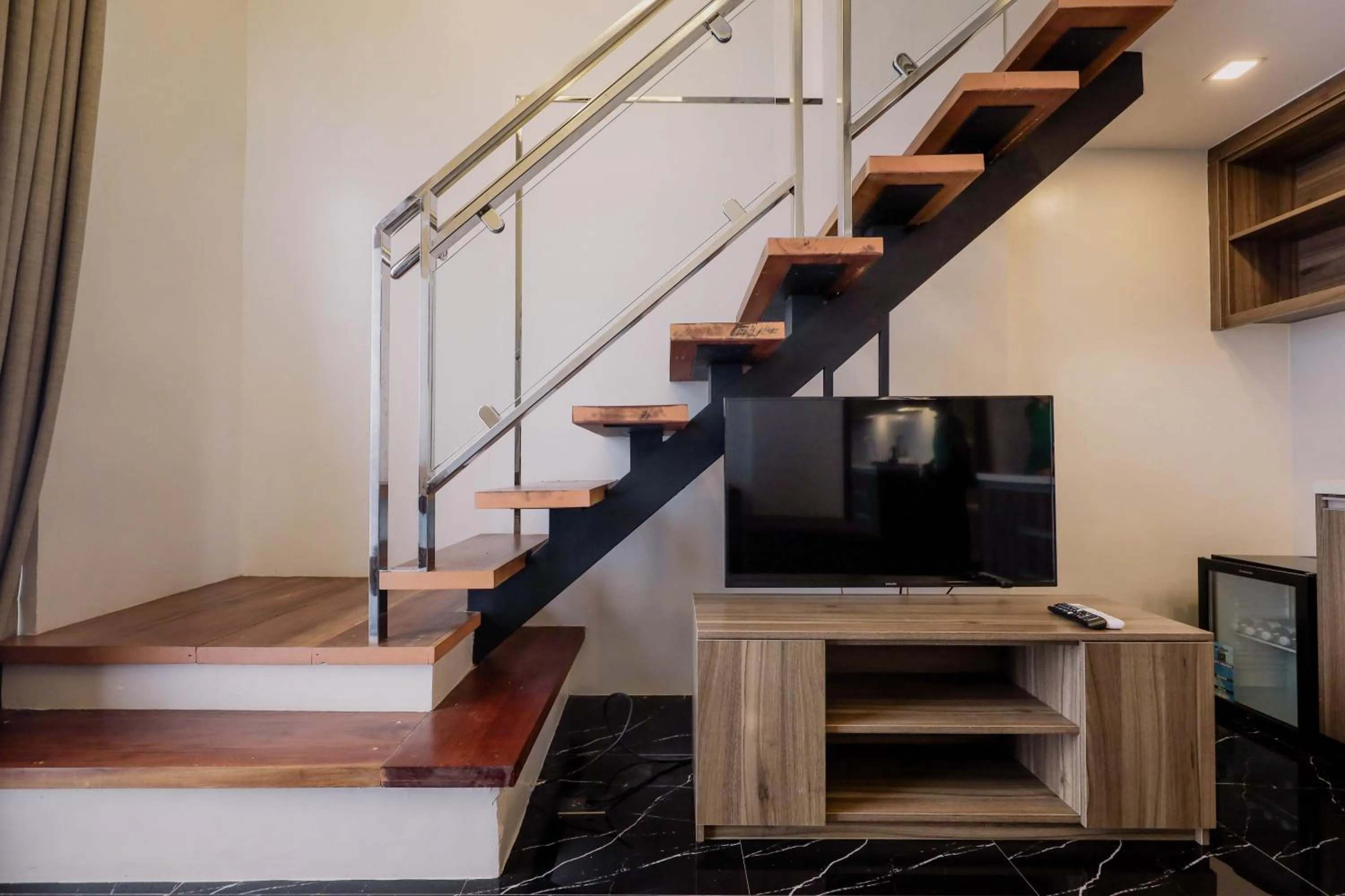 Communal lounge/ TV room in El Vistra Hotel Angeles