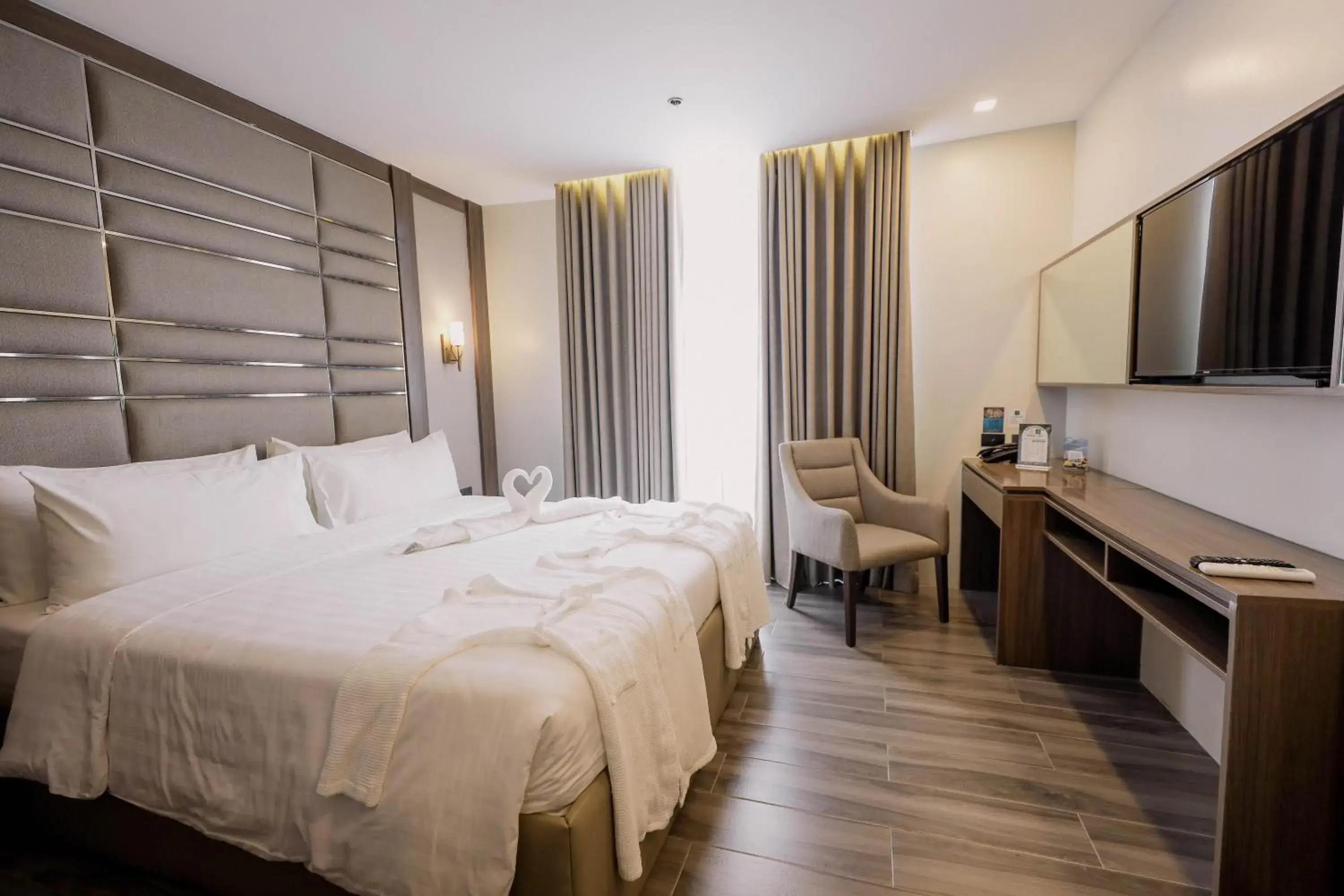 King Room in El Vistra Hotel Angeles King Room in El Vistra Hotel Angeles