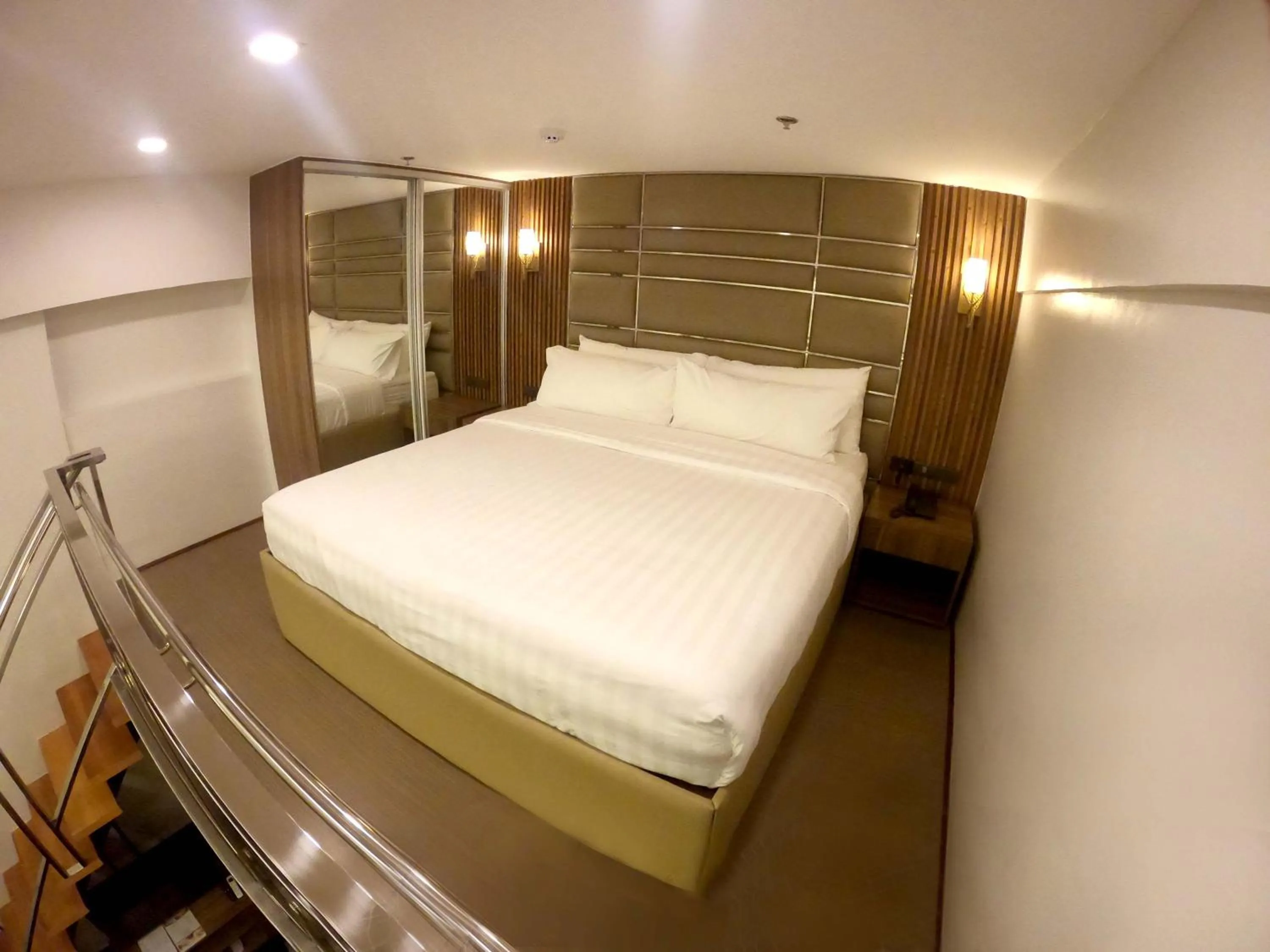 Bed in El Vistra Hotel Angeles