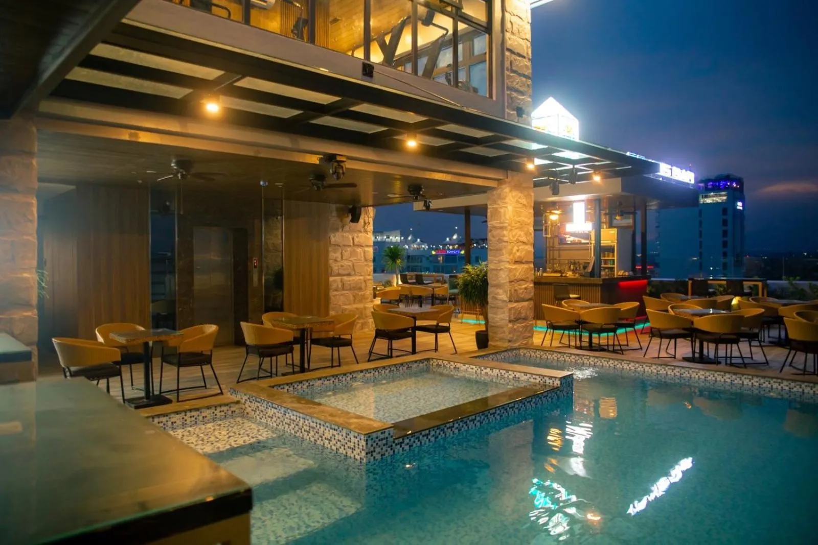 Property building in El Vistra Hotel Angeles