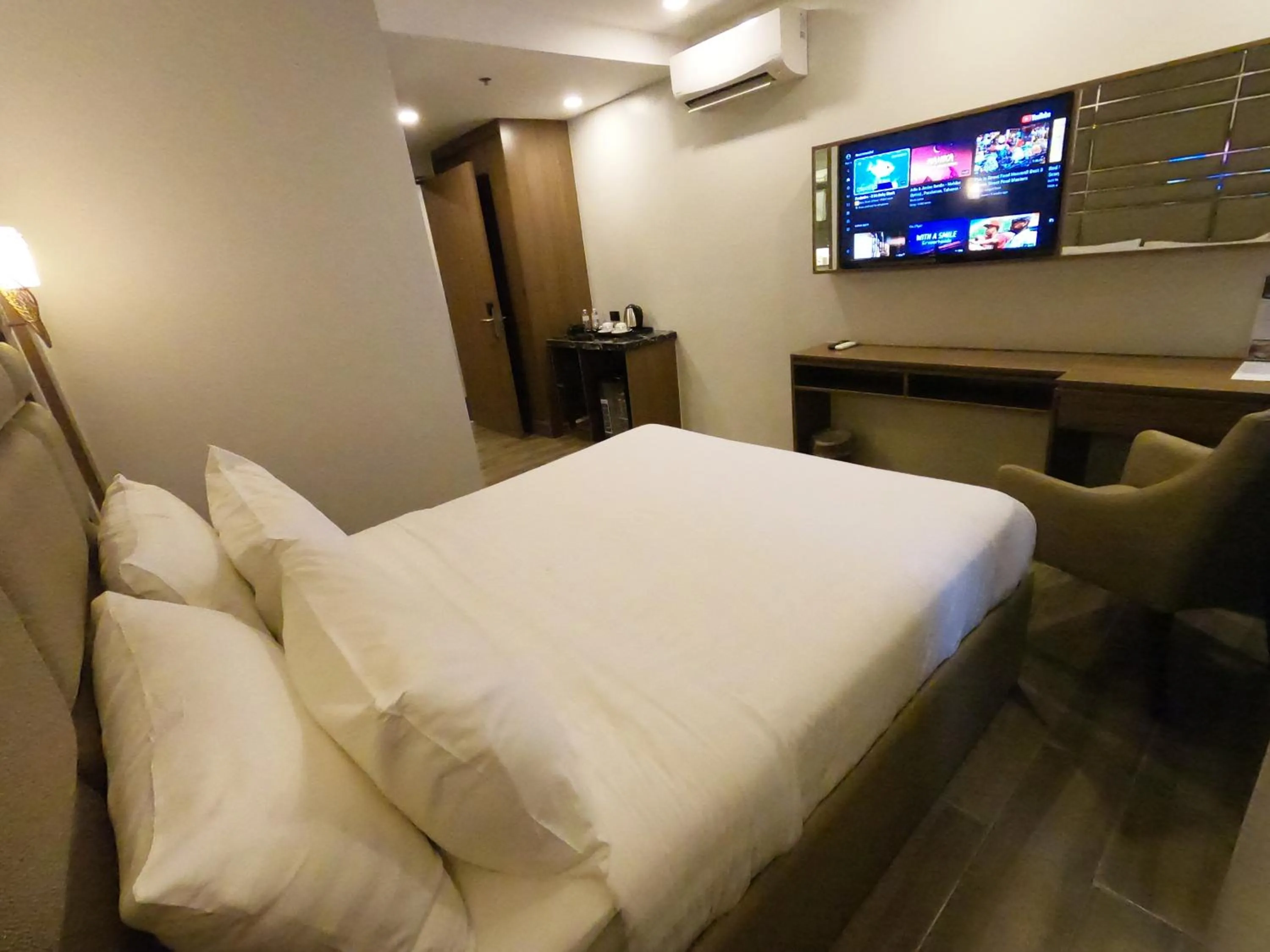 Communal lounge/ TV room, Bed in El Vistra Hotel Angeles