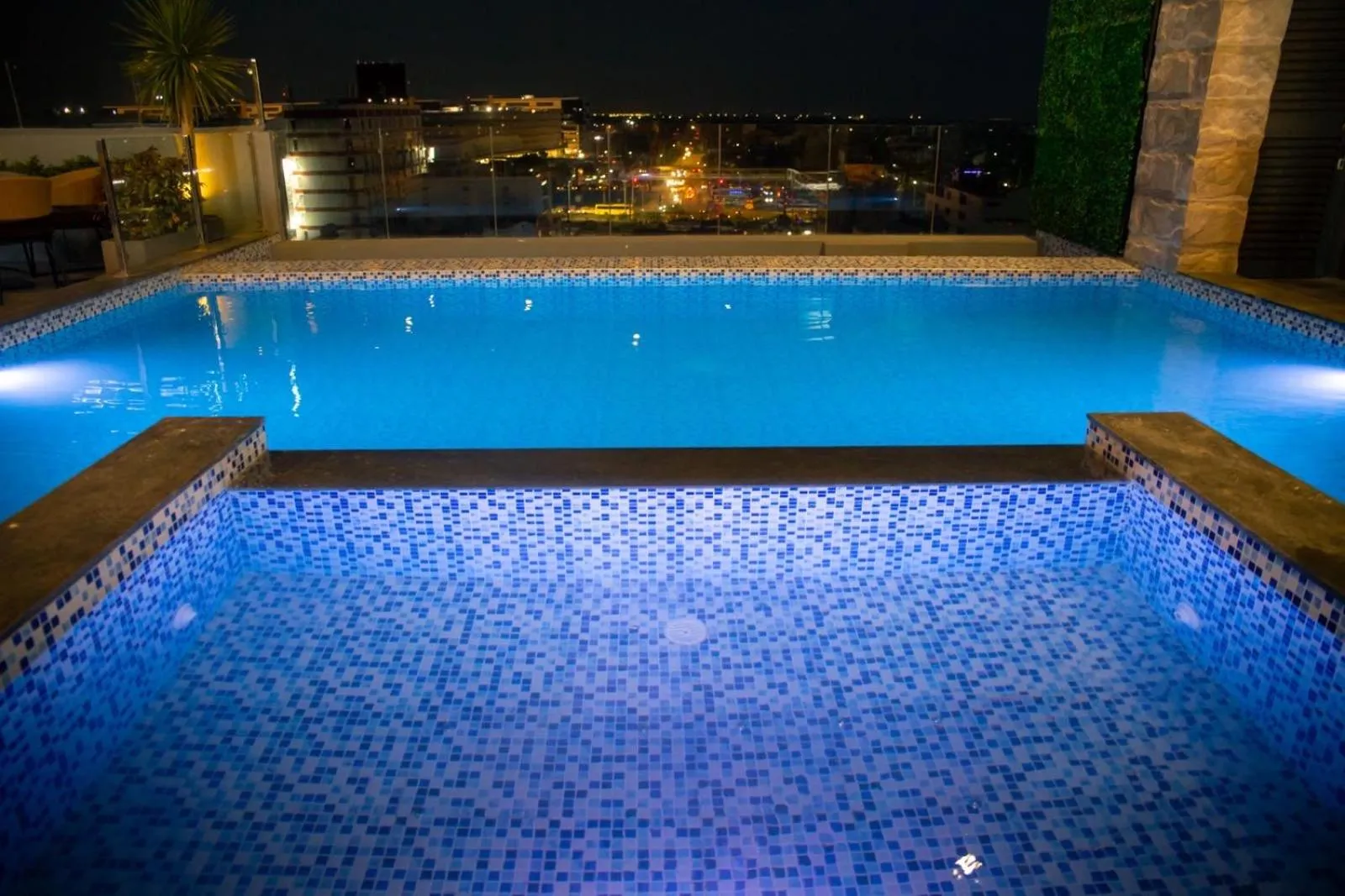 Night in El Vistra Hotel Angeles