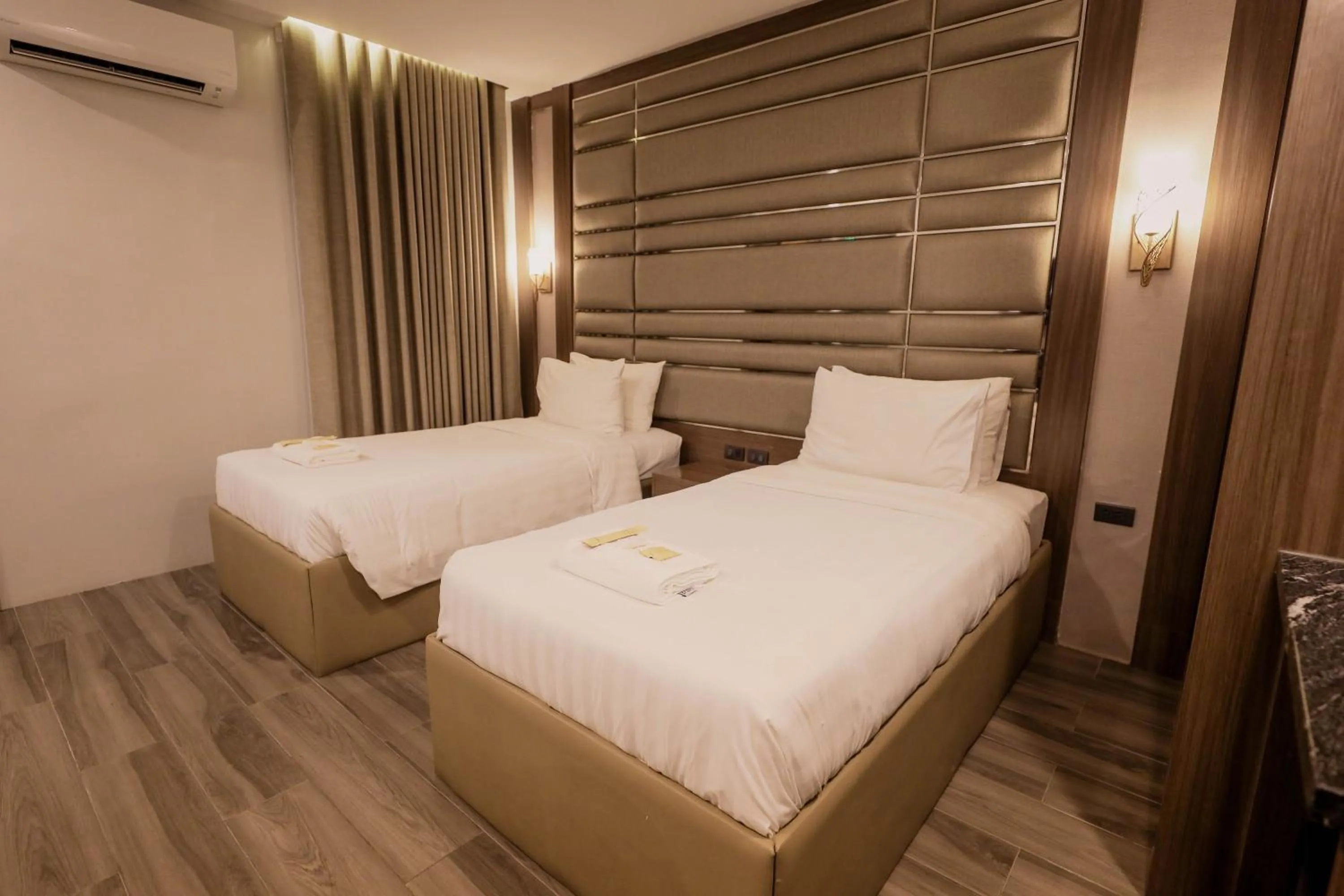 Bed in El Vistra Hotel Angeles