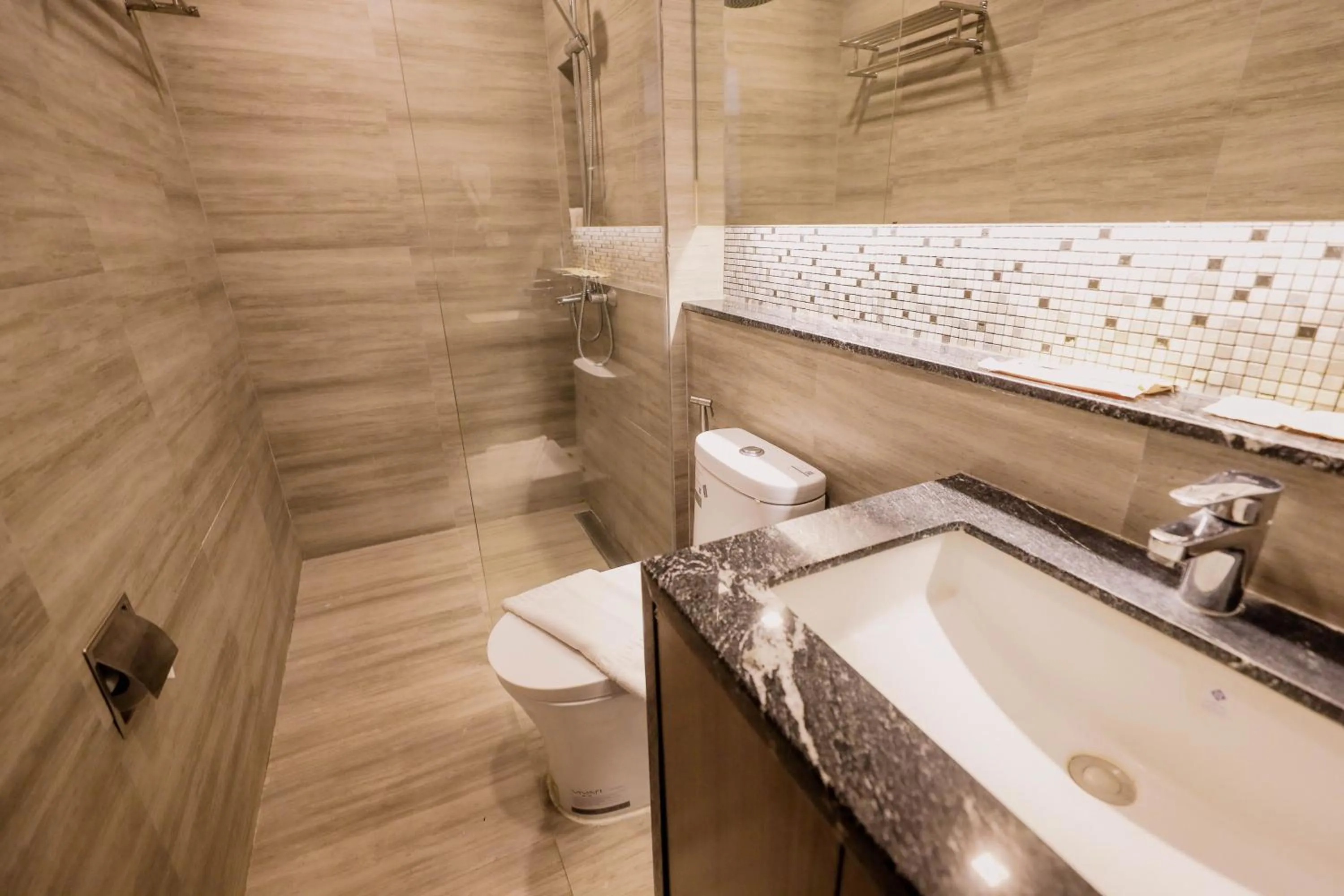 Shower in El Vistra Hotel Angeles