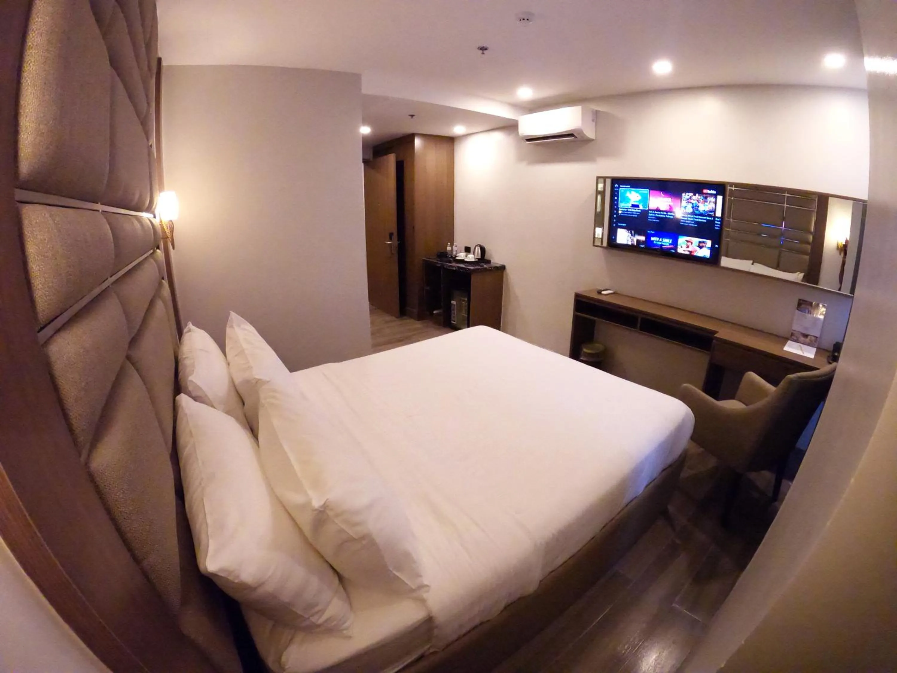 Bed in El Vistra Hotel Angeles