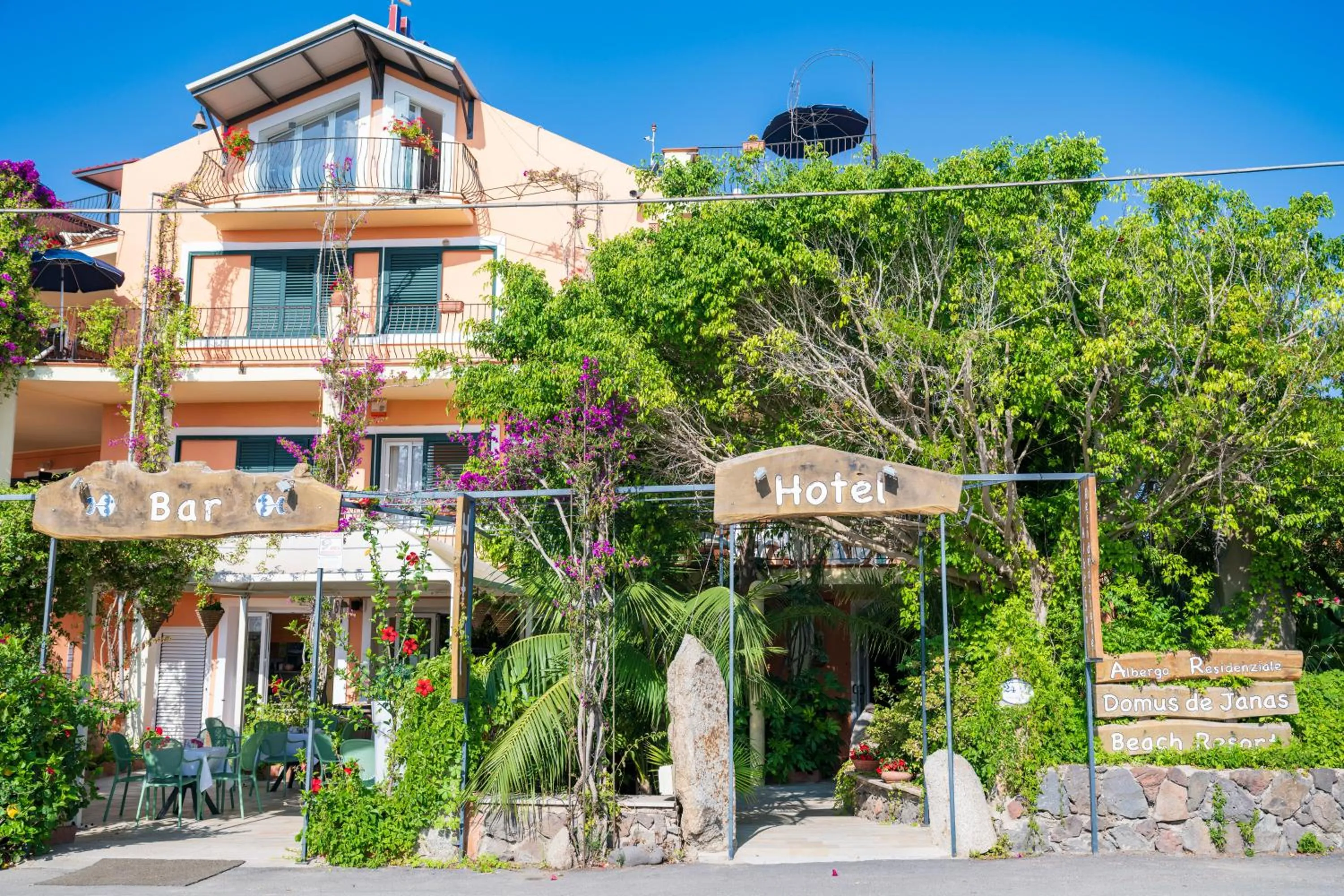 Facade/entrance in Domus De Janas Sul Mare