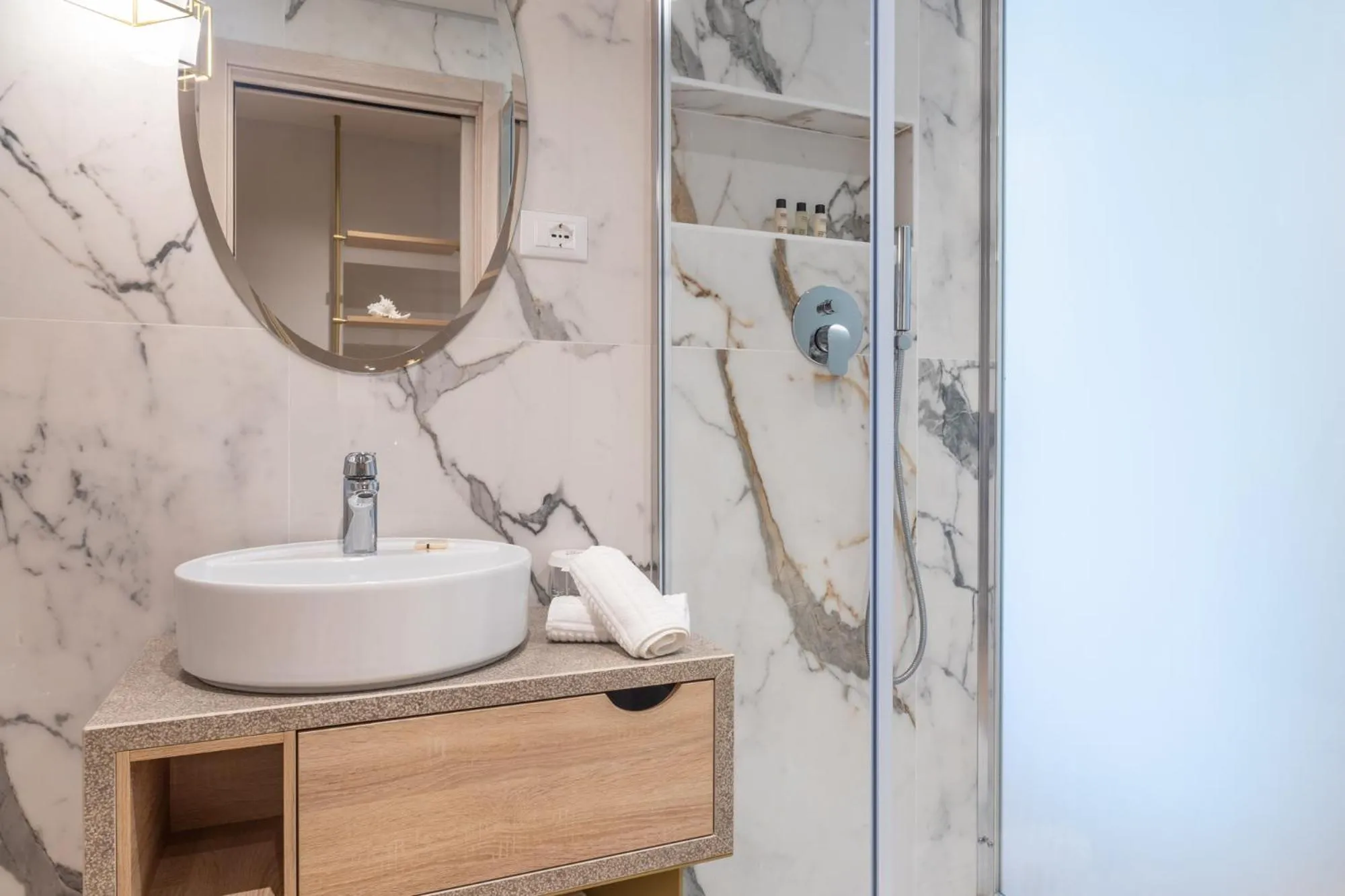 Bathroom in Salus Smart & Chic Hotel