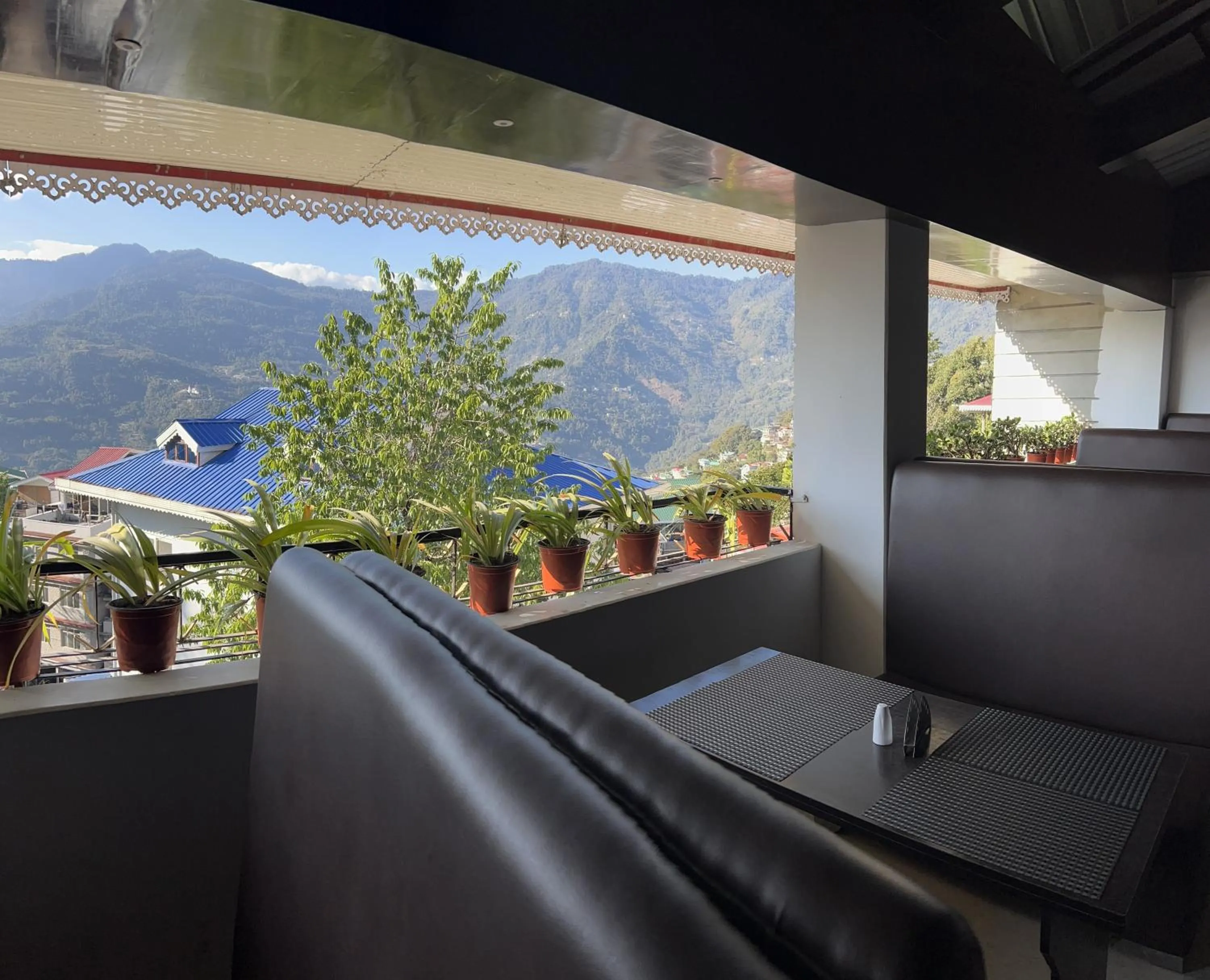 Restaurant/places to eat in Palri Boutique Hotel