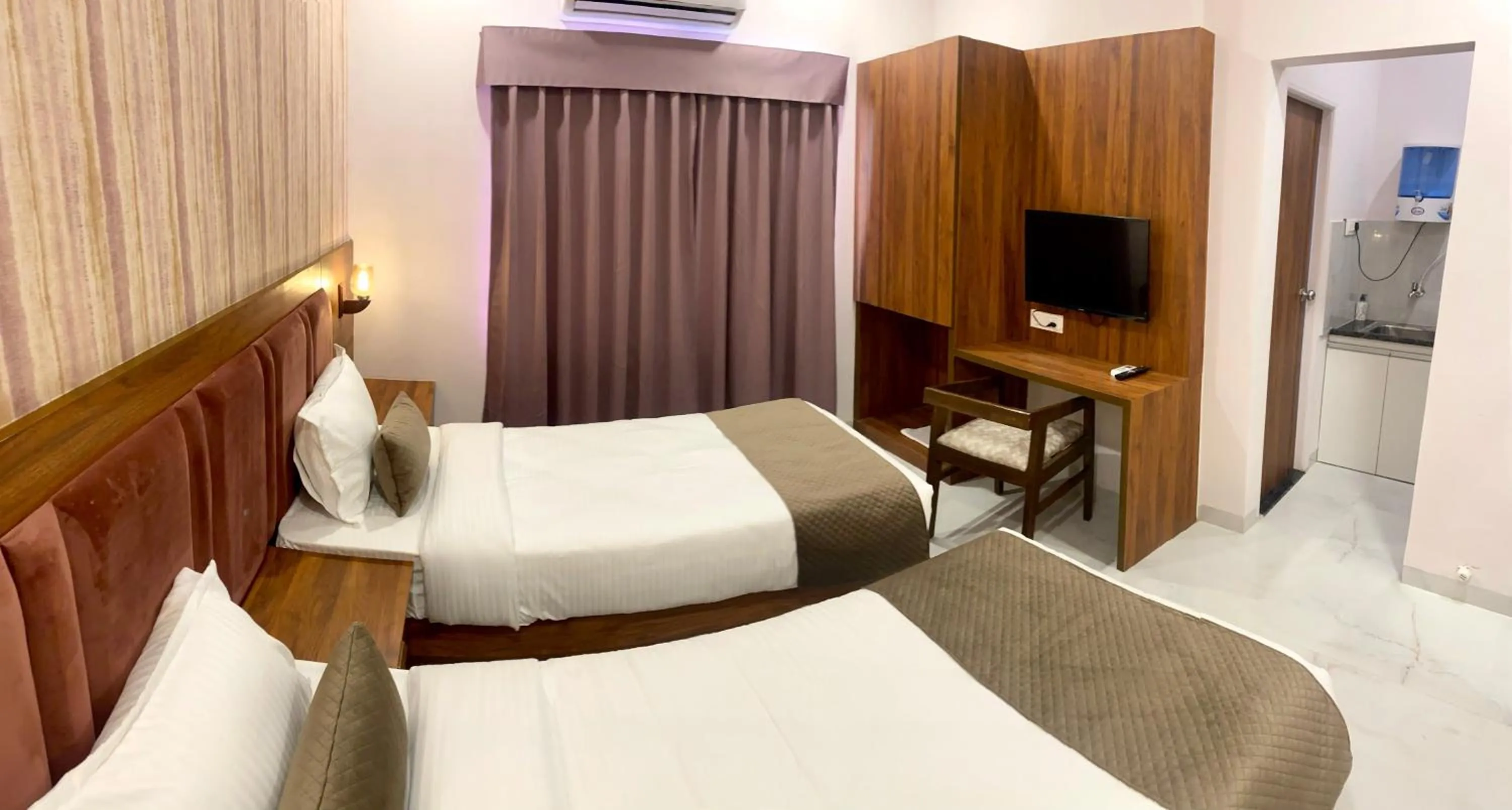 Bed in Hotel Mumbai House-LIG Behind CHL Hospital