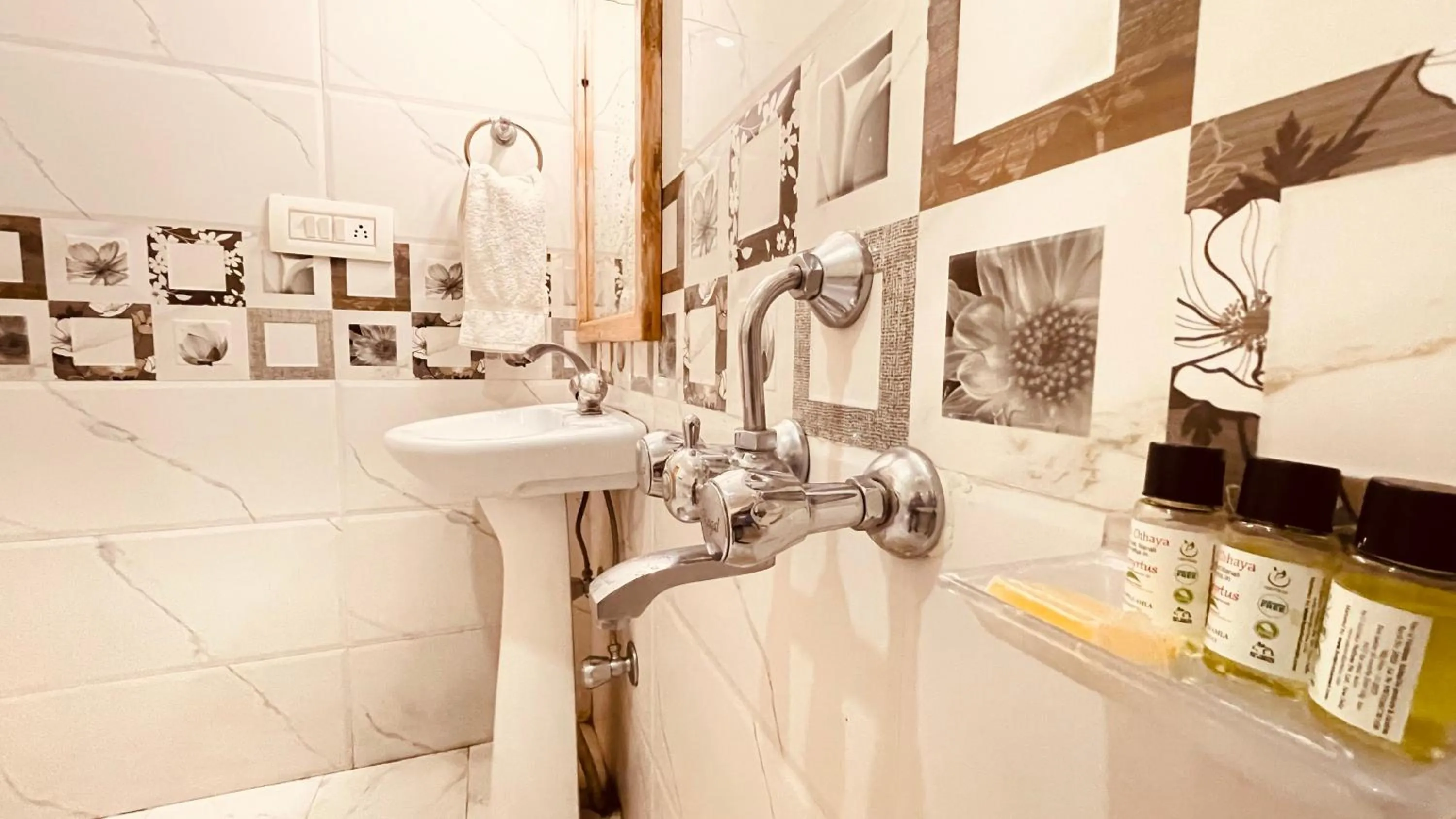 Bathroom in Himalayan adventure Cottages & Budget Friendly BNB Manali