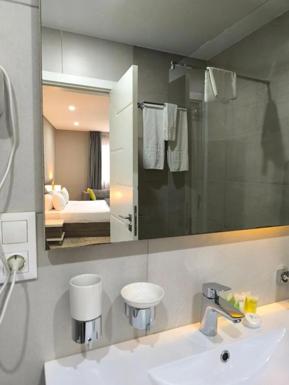 Shower, Bed in Polana Plaza Hotel